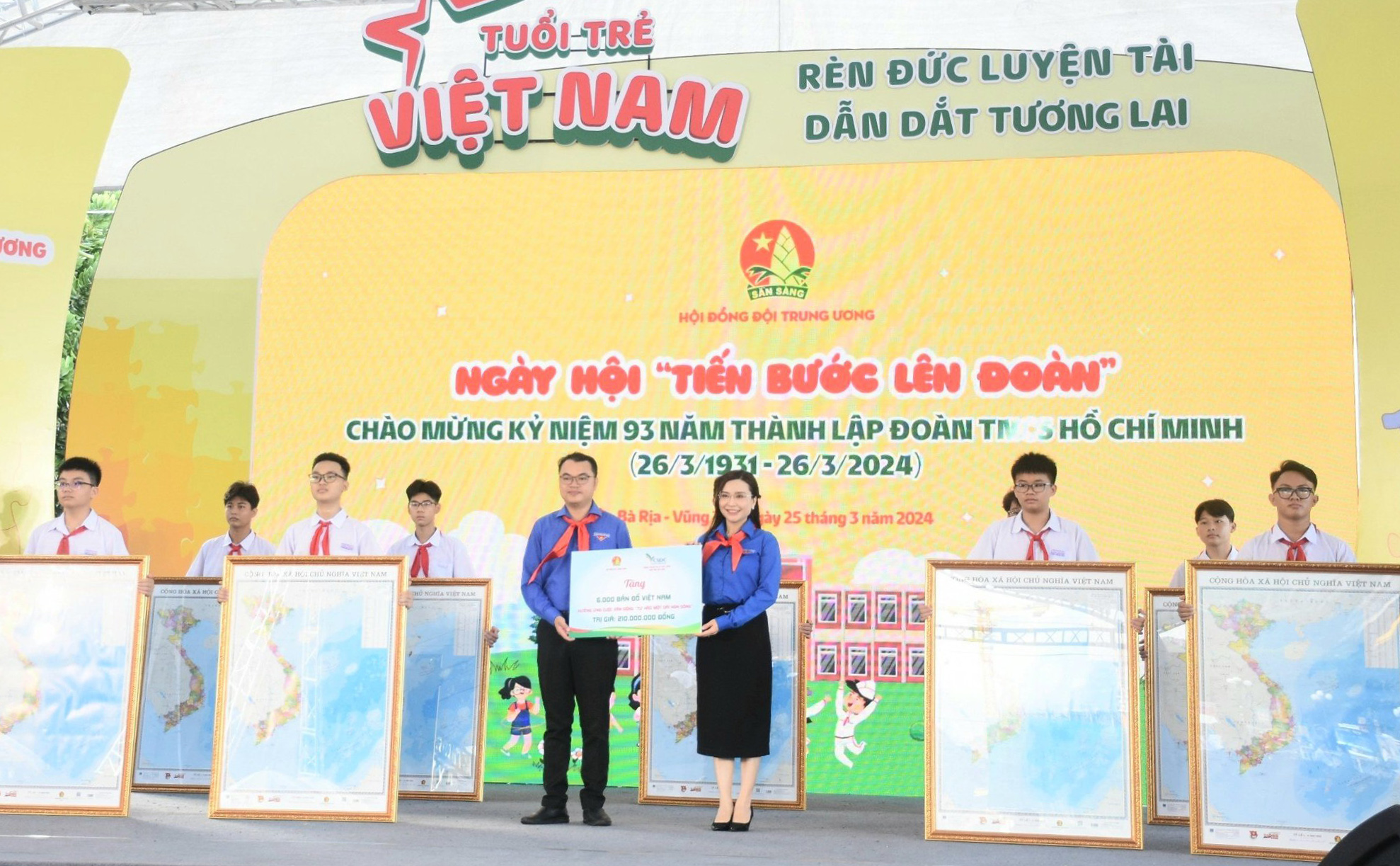 Chị Nguyễn Phạm Duy Trang, Bí thư Trung ương Đoàn, Chủ tịch Hội đồng Đội Trung ương trao biểu trưng tặng 6.000 bản đồ Việt Nam  cho Hội đồng Đội tỉnh tại ngày hội.
