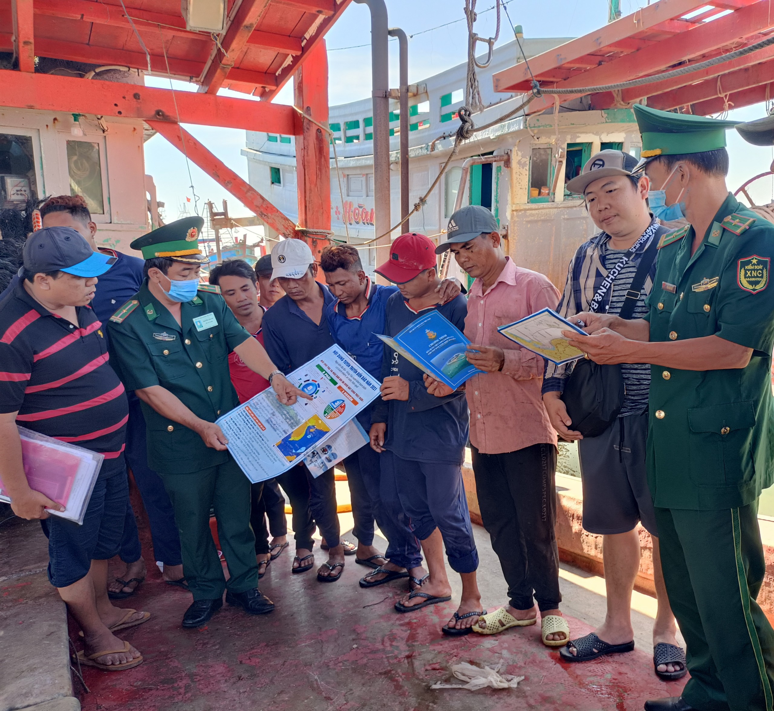 Lực lượng Biên phòng tuyên truyền phòng, chống IUU và Luật Thủy sản  cho ngư dân TP.Vũng Tàu ở cảng cá Cát Lở.