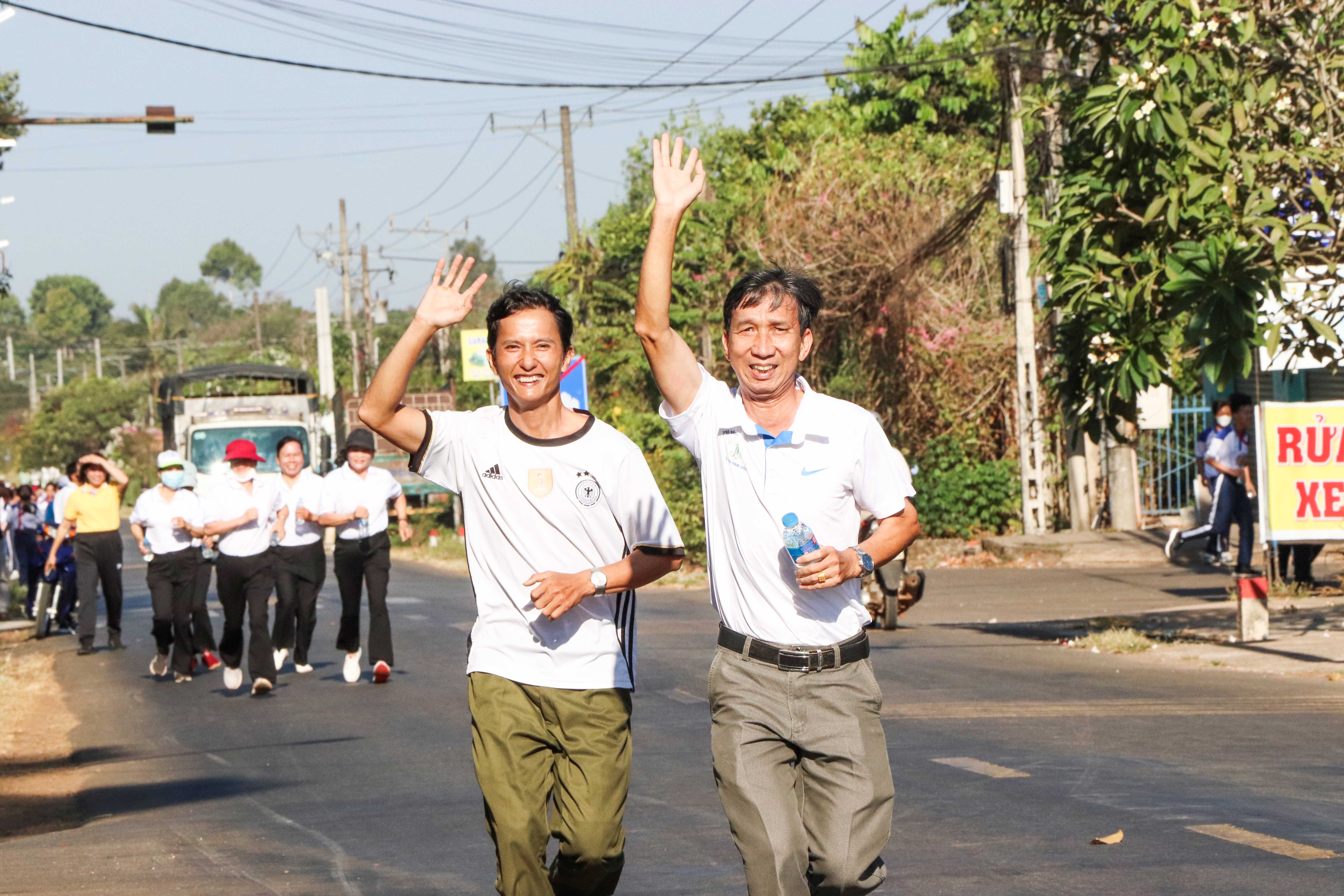Người dân xã Xà Bang tham gia Ngày chạy Olympic vì sức khỏe toàn dân năm 2024.