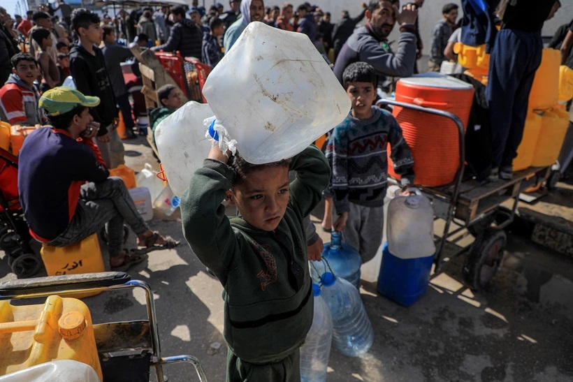 Trẻ em chờ lấy nước sinh hoạt tại thành phố Rafah, Dải Gaza ngày 22/3/2024.