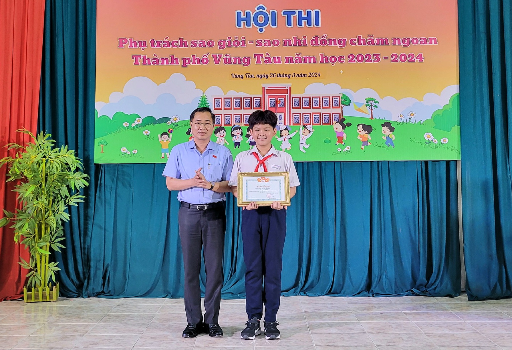 Ban tổ chức trao giải Nhất cho Liên Đội Trường TH Hạ Long xuất sắc tham gia hội thi.