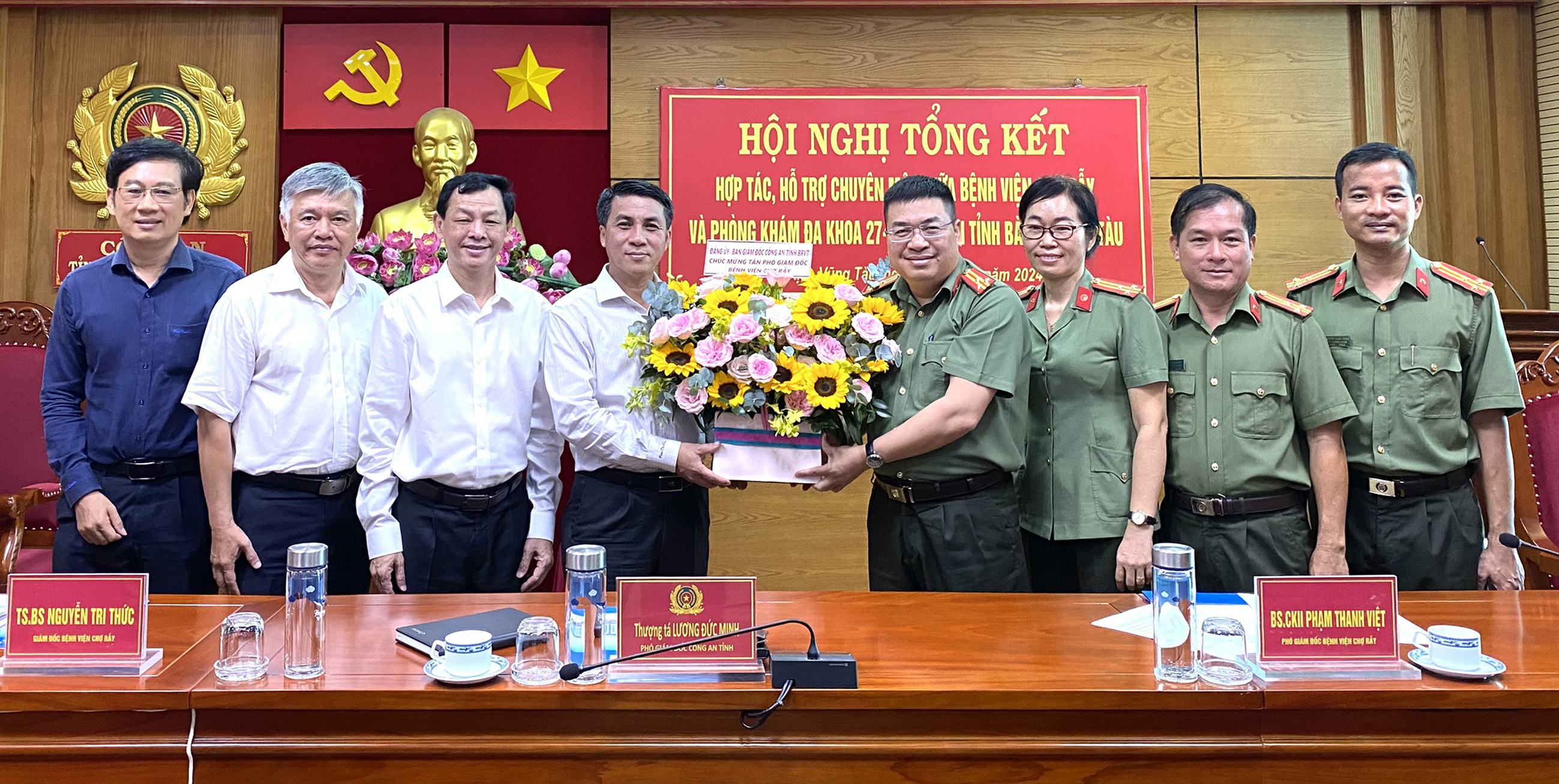 Lãnh đạo Công an tỉnh tặng hoa các bác sĩ đầu ngành Bệnh viện Chợ Rẫy.