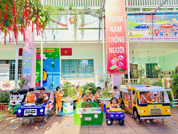 Tại các trường MN, GV sử dụng nguyên liệu tái chế làm đồ dùng đồ chơi cho trẻ, vừa tiết kiệm,  vừa bảo đảm an toàn.