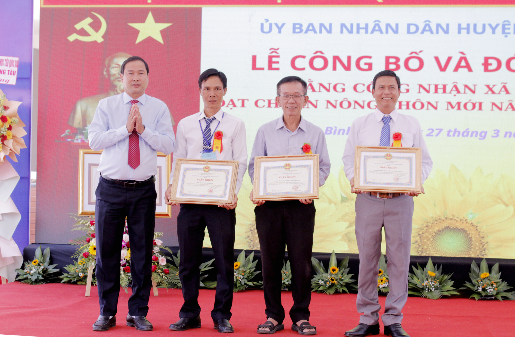 Ông Nguyễn Tấn Bản, Chủ tịch UBND huyện Châu Đức trao giấy khen cho các tập thể có thành tích trong phong trào xây dựng NTM trên địa bàn xã Bình Giã. 