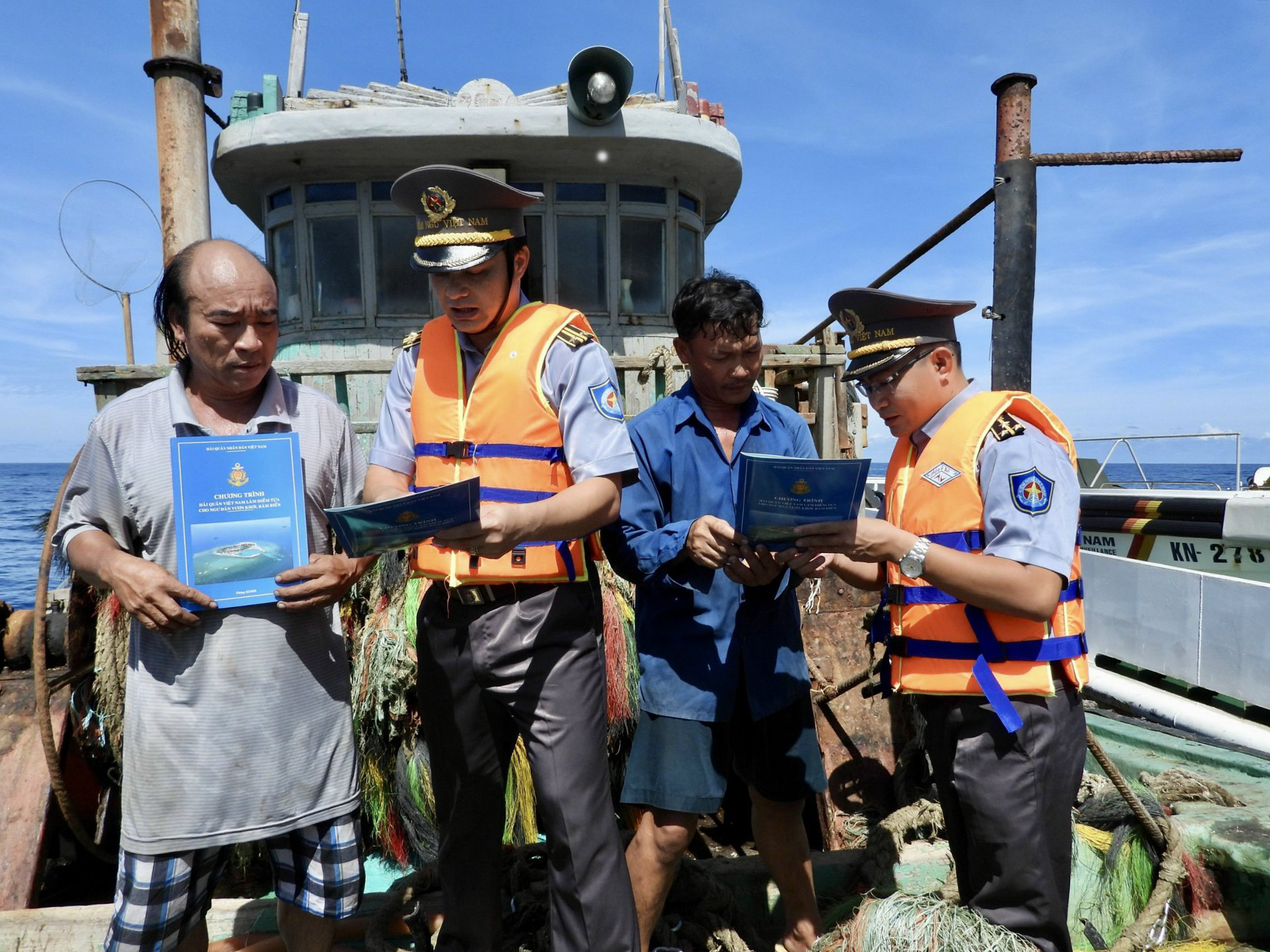 Lực lượng kiểm ngư của Chi đội Kiểm ngư số 2 tuyên truyền pháp luật cho ngư dân trên biển.