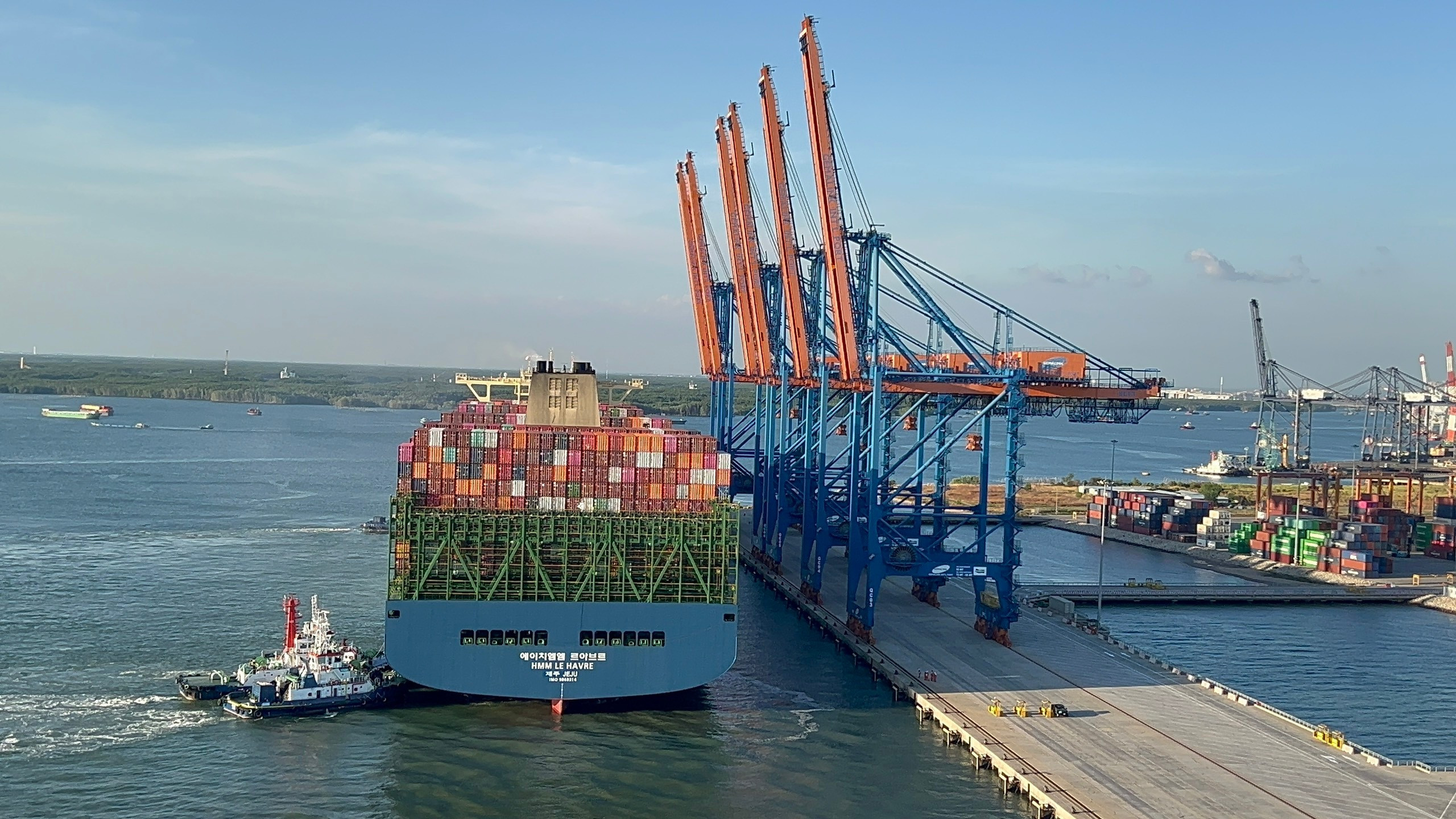 Tảu trọng tải lớn cập cảng làm hàng tại Cảng Gemalink