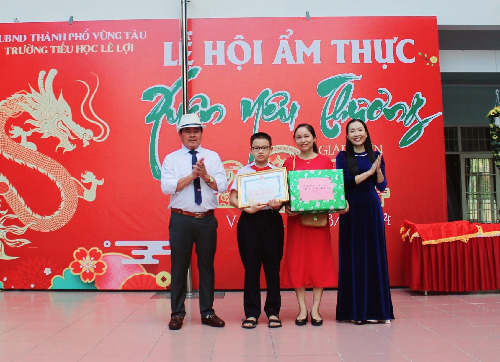 Ban Giám hiệu Trường TH Lê Lợi (TP.Vũng Tàu) trao quà của Chủ tịch UBND thành phố cho em  Lê Nguyễn Minh Khang.