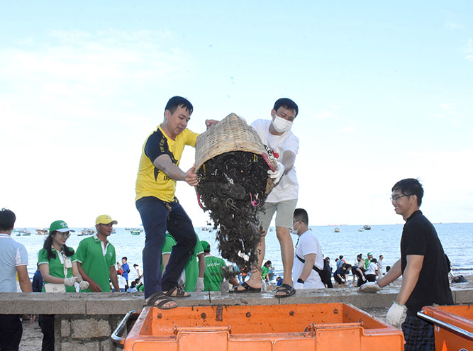 Các bạn trẻ trong các CLB bảo vệ môi trường tham gia thu gom rác  đại dương trên biển Vũng Tàu.