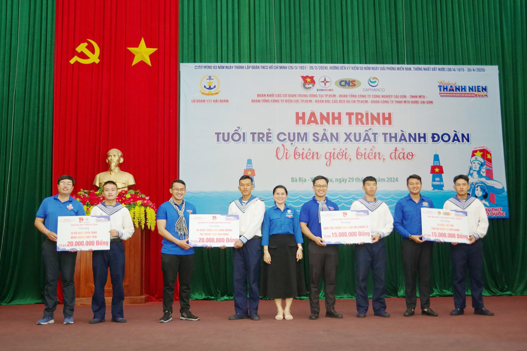 Đại diện Đoàn Cụm sản xuất (Thành Đoàn TP.Hồ Chí Minh) tặng quà cho cán bộ, chiến sĩ Lữ đoàn 171.