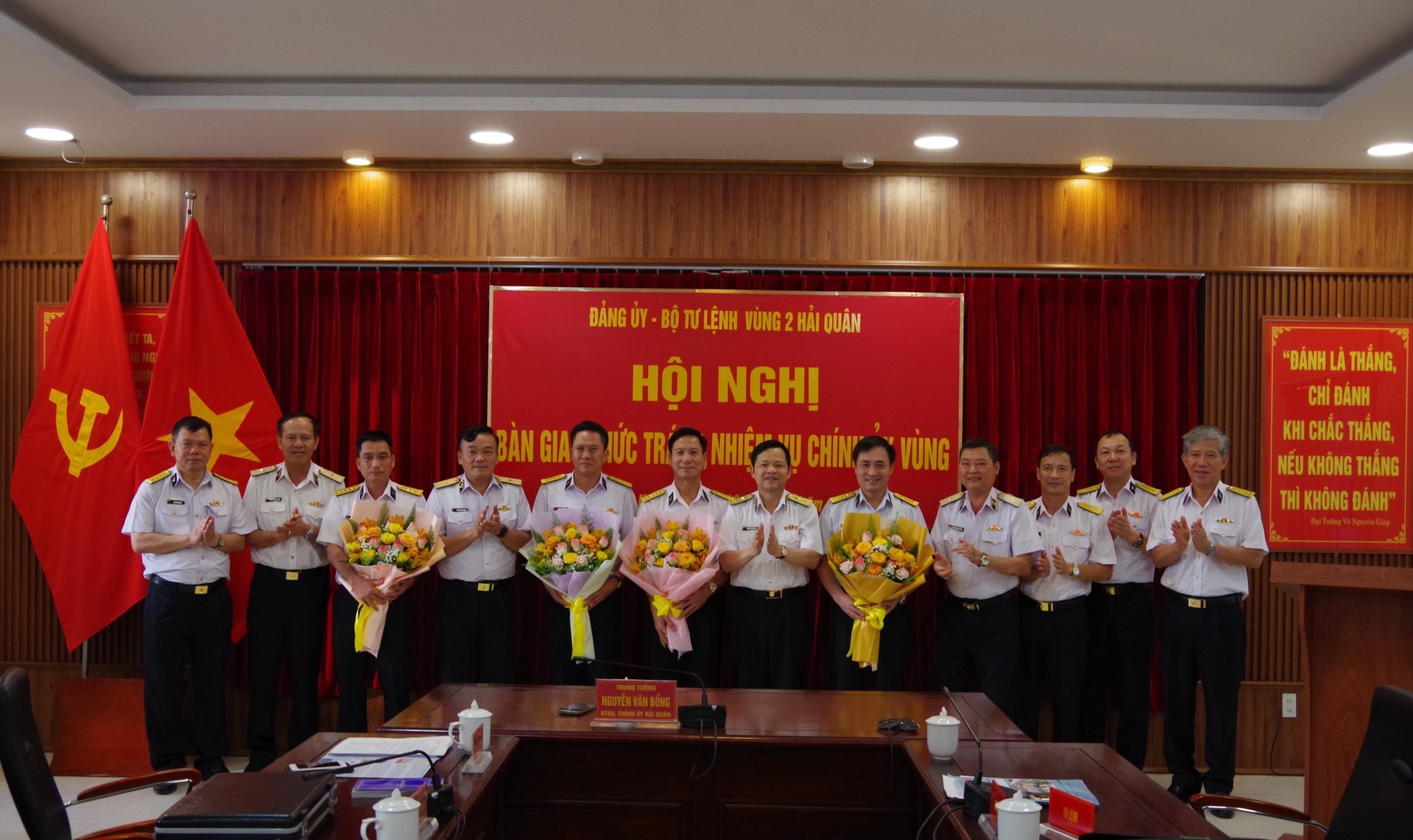 Thủ trưởng Bộ Tư lệnh Quân chủng Hải quân tặng hoa chúc mừng các cán bộ Vùng 2 Hải quân nhận nhiệm vụ mới.