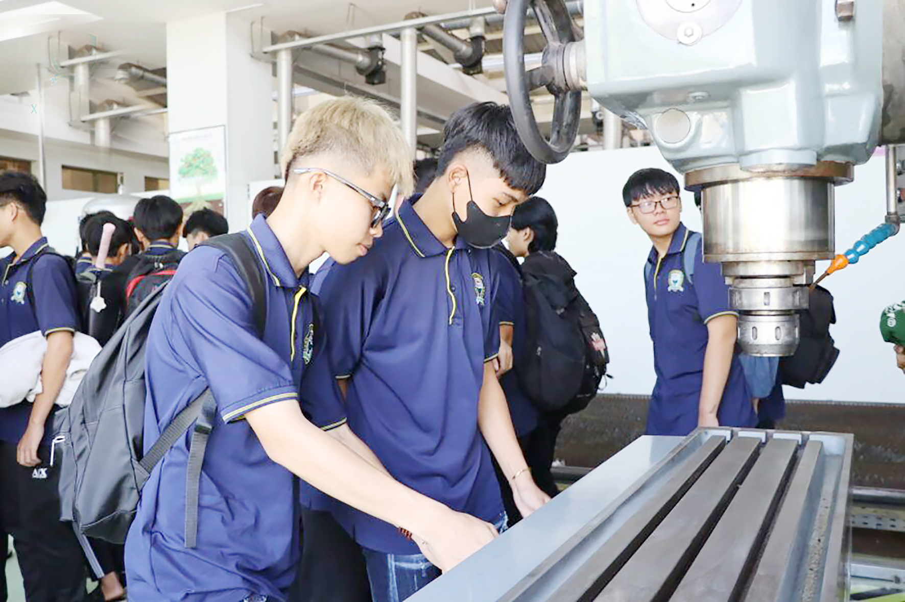 Học viên Trường CĐ Quốc tế Vabis Xanh Tuệ Đức tìm hiểu về thiết bị thực hành.