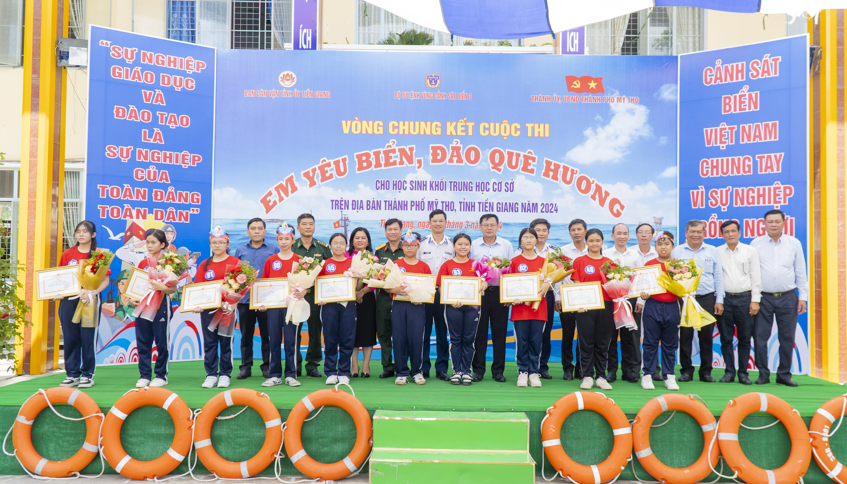 Ban Tổ chức trao Giải cho các thí sinh có thành tích xuất sắc nhất tại cuộc thi.