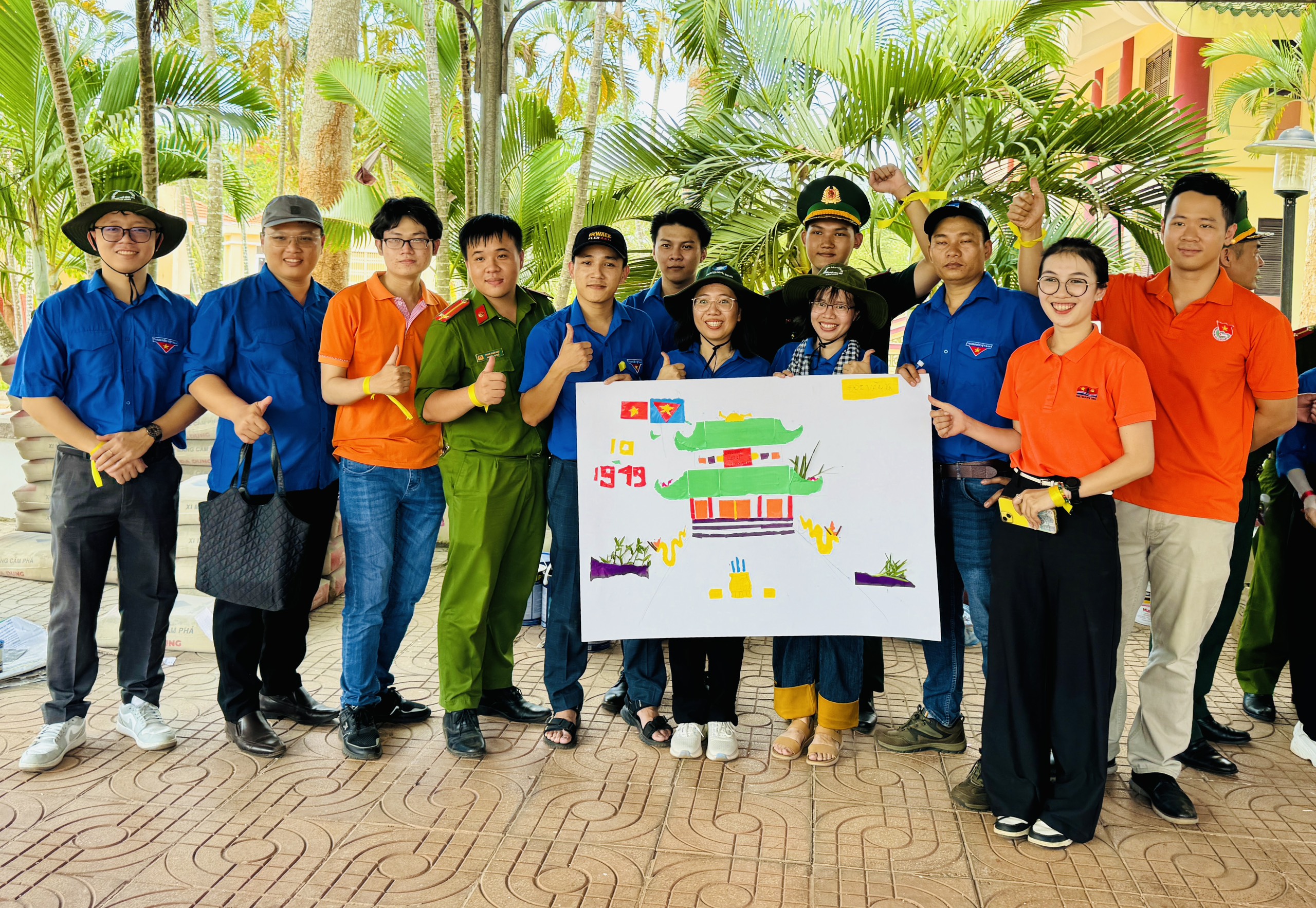 Đoàn viên thanh niên tham gia hoạt động vẽ, dán tranh tìm hiểu lịch sử cách mạng.