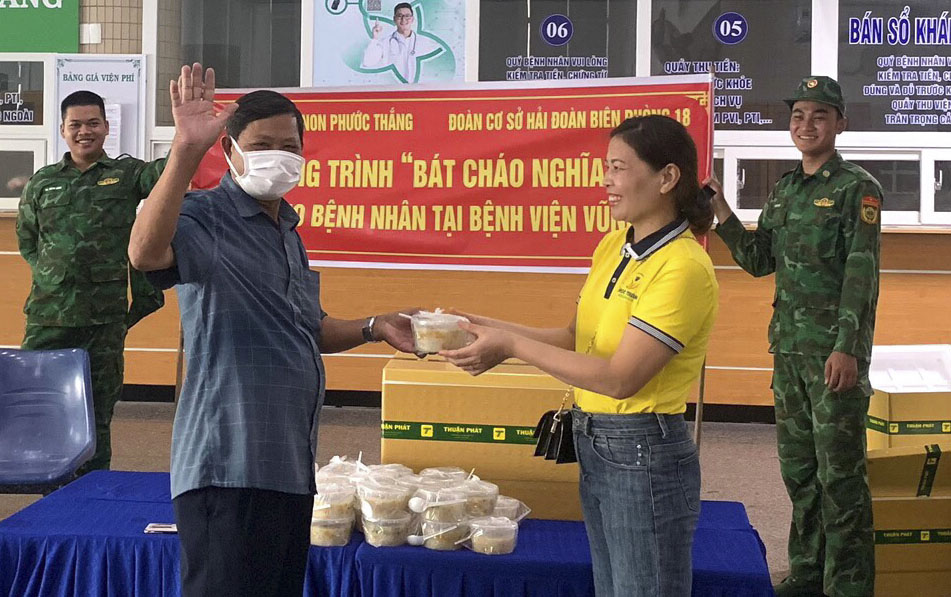 Những phần cháo thơm phức, nóng hổi đầy ắp tình yêu thương được trao tặng đến tận tay bệnh nhân và người nhà bệnh nhân.