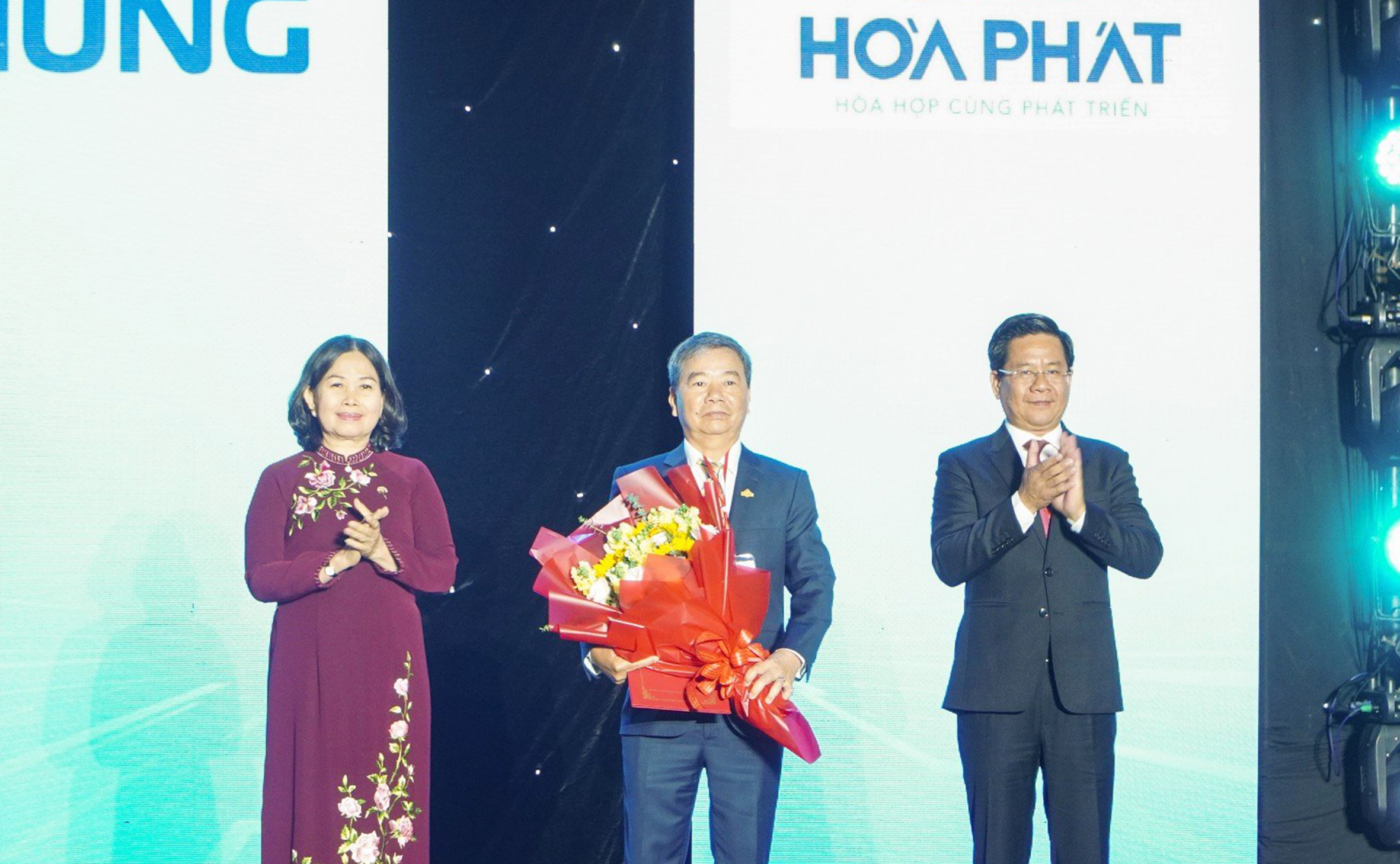 Lãnh đạo tỉnh trao Giấy chứng nhận đăng ký đầu tư dự án Nhà máy chế biến gỗ sản xuất ván ép container phức hợp tre gỗ và các sản phẩm ngành gỗ công nghiệp từ ngành lâm nghiệp rừng trồng tại KCN Châu Đức cho Tập đoàn Hòa Phát.