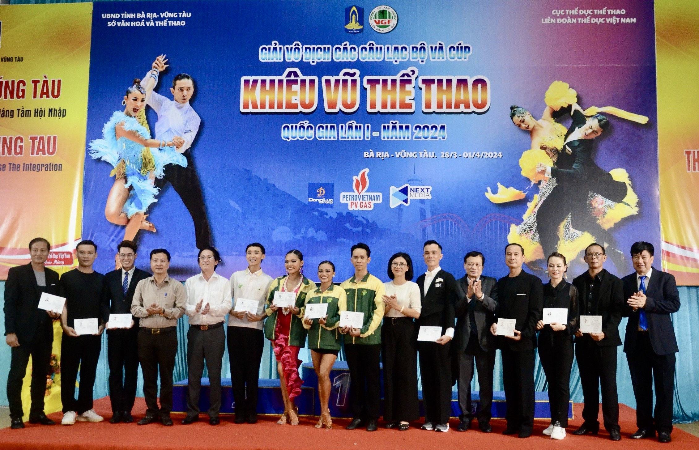 BTC Trao chứng nhận cho các trọng tài, HLV đã hoàn thành chương trình tập huấn, gia hạn và thi cấp mới bằng huấn luyện viên khiêu vũ thể thao.