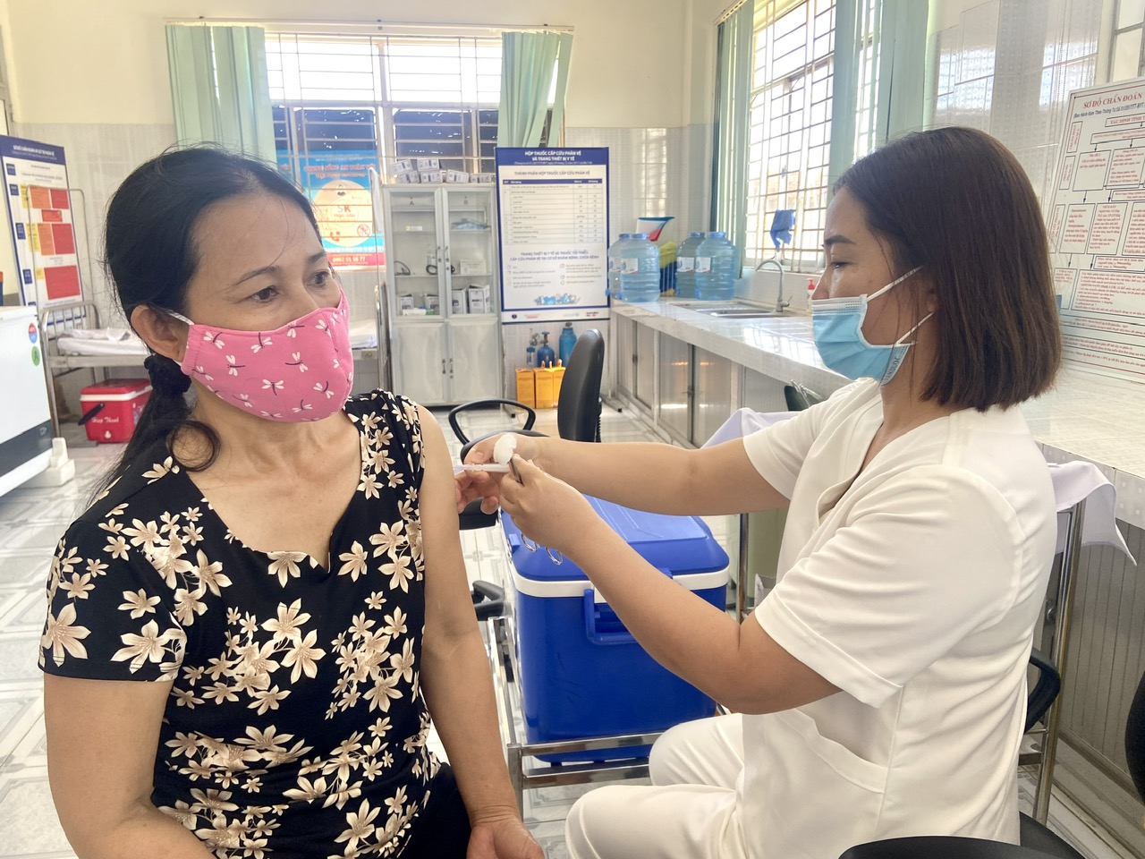 Nhân viên y tế của Trung tâm Kiểm soát bệnh tật tỉnh tiêm vắc xin phòng dại cho người bị chó cắn.