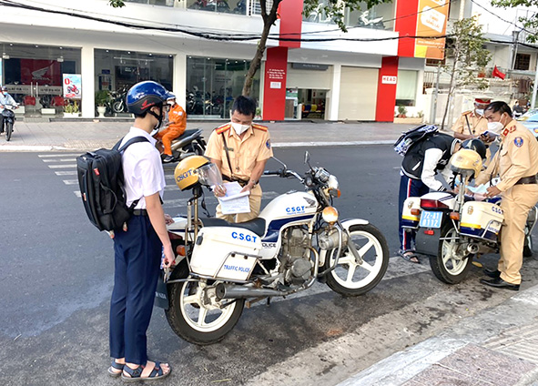Lực lượng chức năng lập biên bản và gửi thông báo về nhà trường đối với học sinh vi phạm.