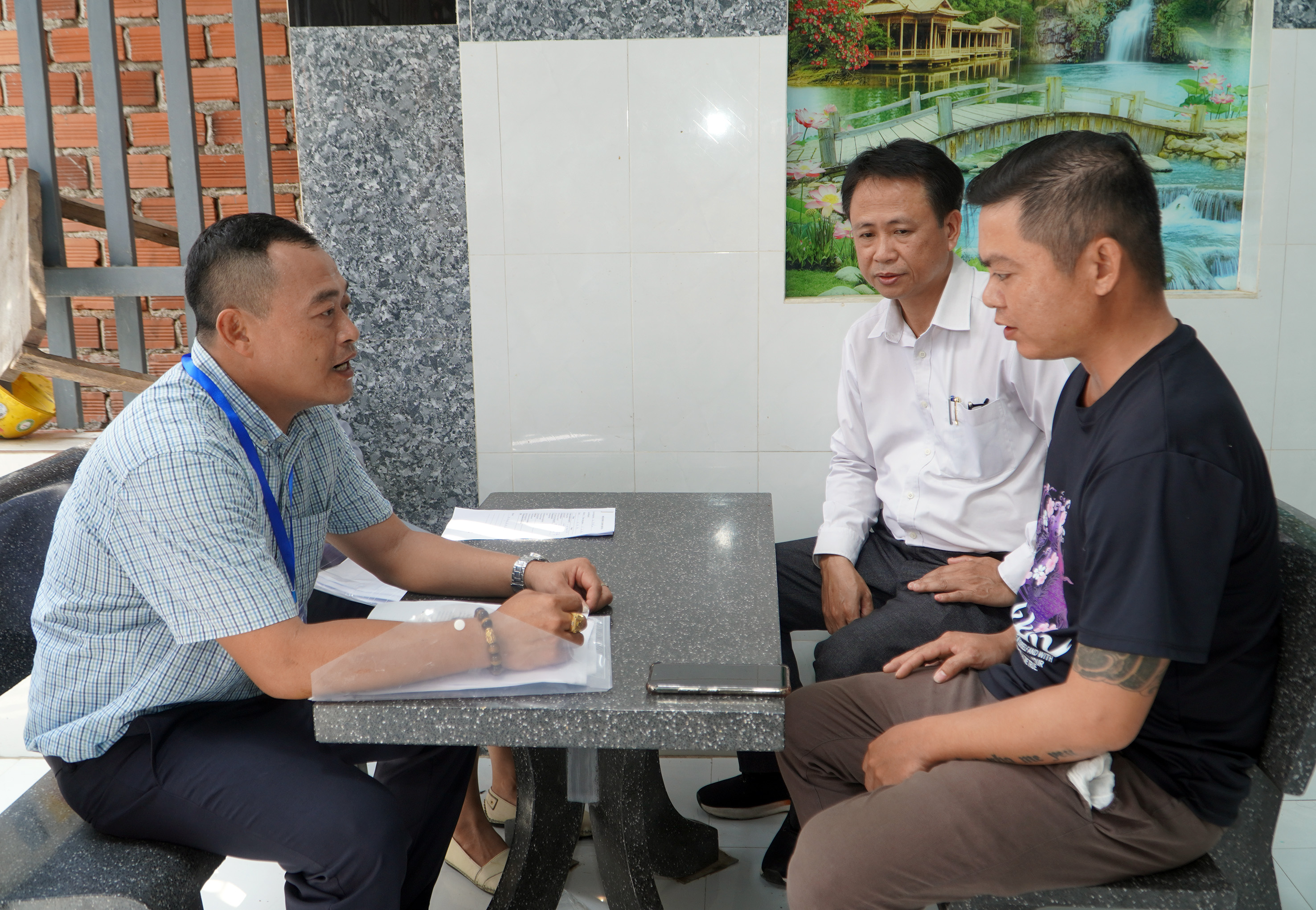 Điều tra viên thu thập thông tin tại thôn Phước Long, xã Tân Hòa, TX. Phú Mỹ.