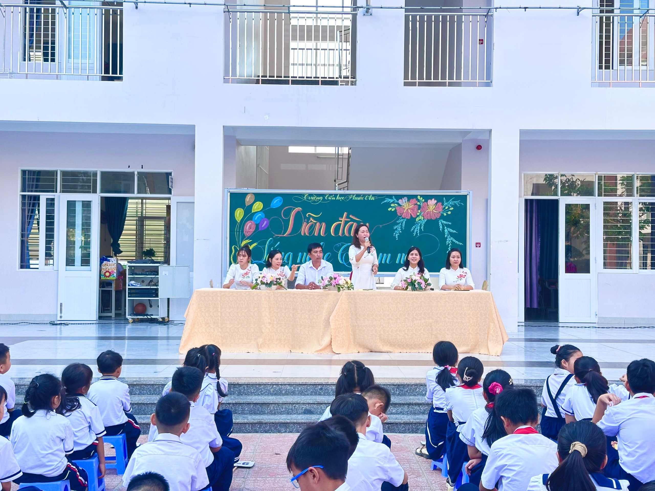 Cô Nguyễn Thị Hải, Hiệu trưởng nhà trường giải đáp những thắc mắc và hướng dẫn học sinh xây dựng tình bạn đẹp.