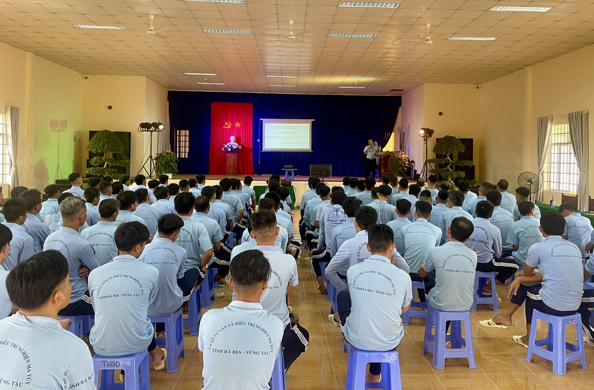 Ban tổ chức tư vấn ngành nghề đào tạo cho học viên.