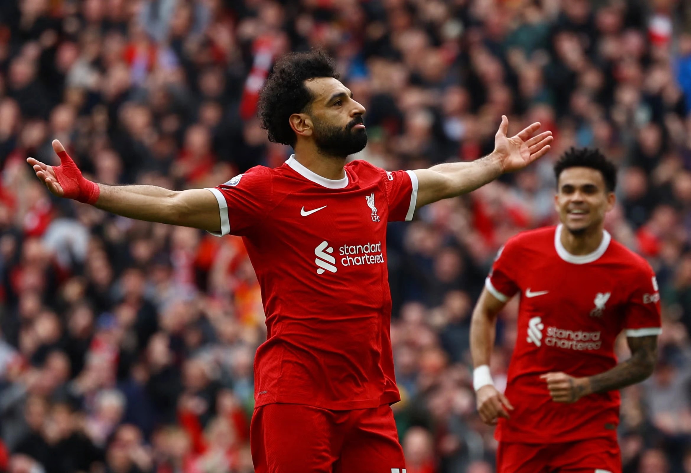 Cuộc đua “tam mã” vô địch Premier League mùa này vô cùng hấp dẫn khi Liverpool chỉ hơn Man City đứng thứ ba đúng 3 điểm.