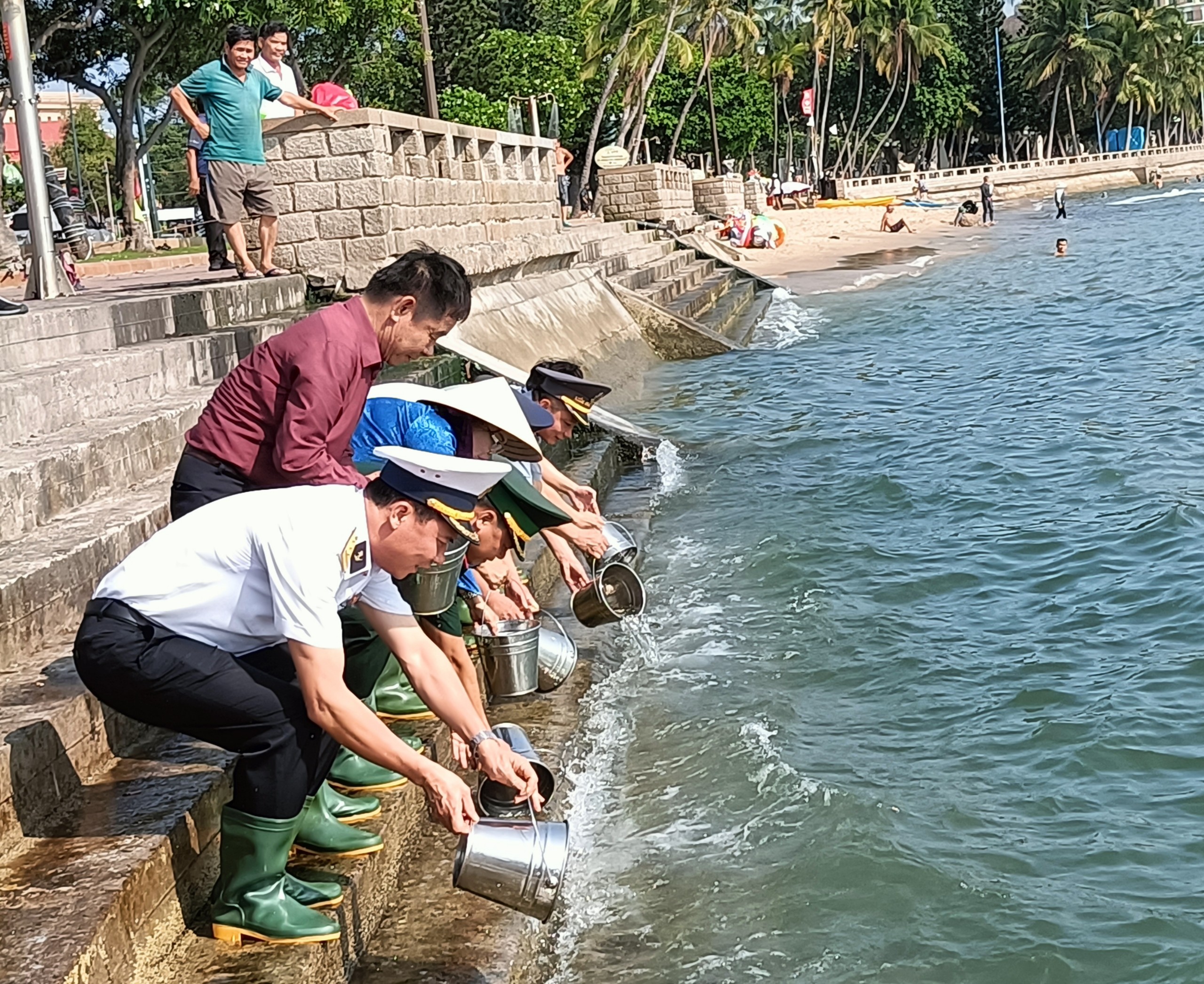 UBND TP.Vũng Tàu và các ban, ngành thả cá, tôm giống về biển khu vực bãi trước TP.Vũng Tàu để tái tạo nguồn lợi thủy sản chiều 1/4