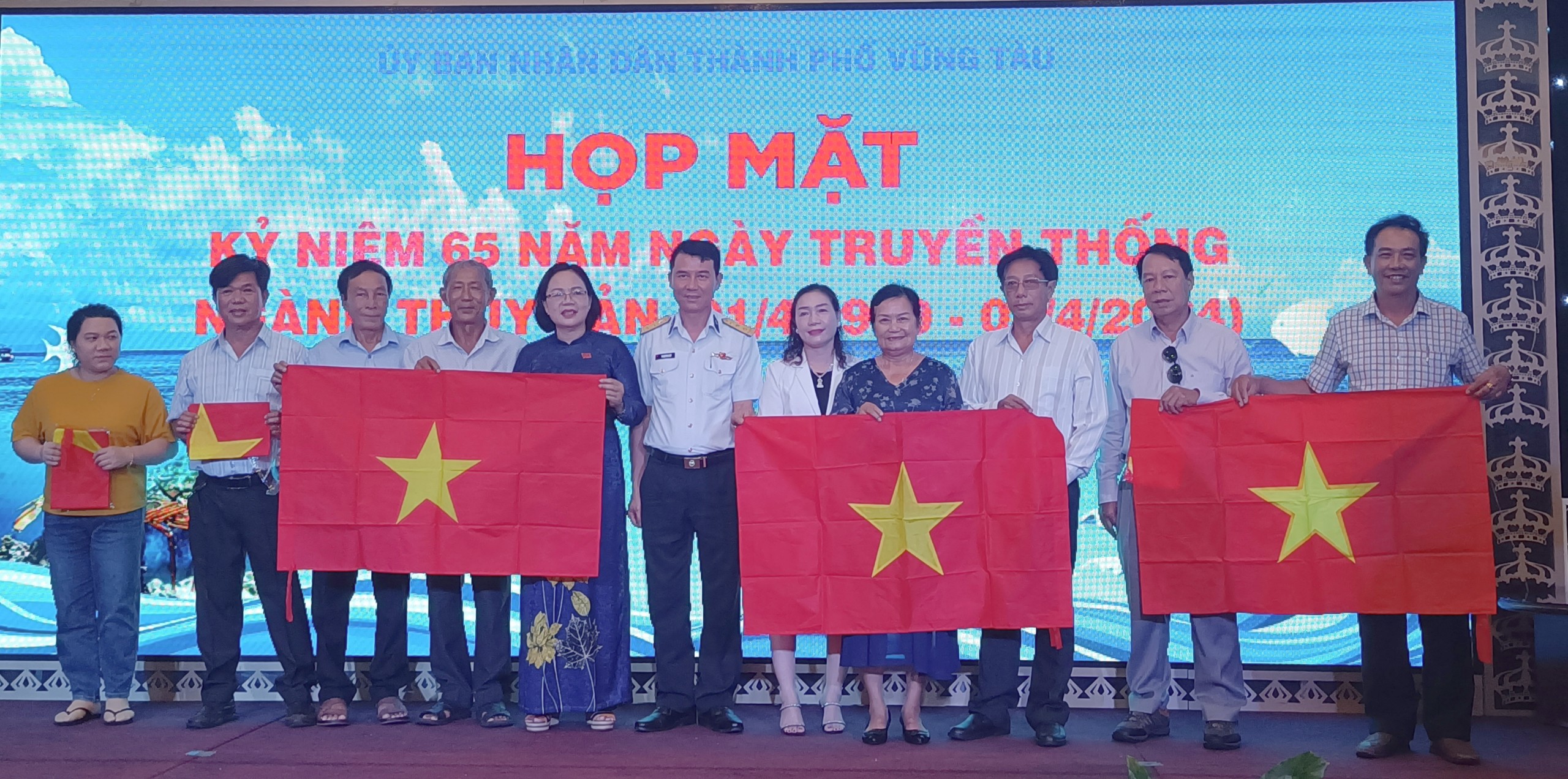 Lãnh đạo TP.Vũng Tàu trao cờ tổ quốc động viên ngư dân bám biển, thực hiện tốt công tác chống khai thác IUU