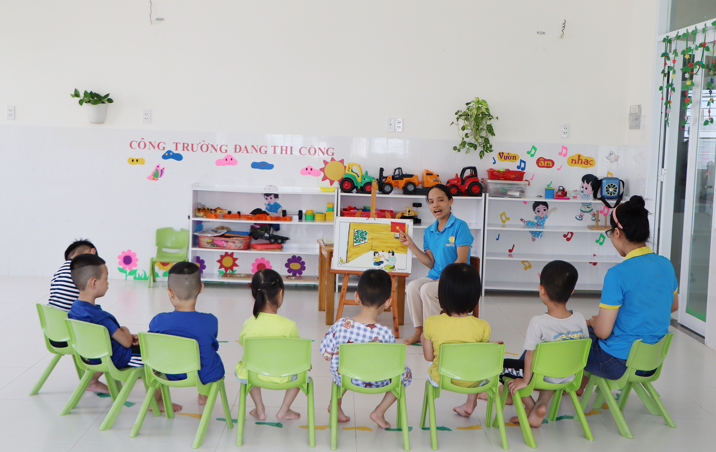 Cô Trần Thị Bích Ngọc, giáo viên Trung tâm Phước An  trong một giờ dạy trẻ tự kỷ.