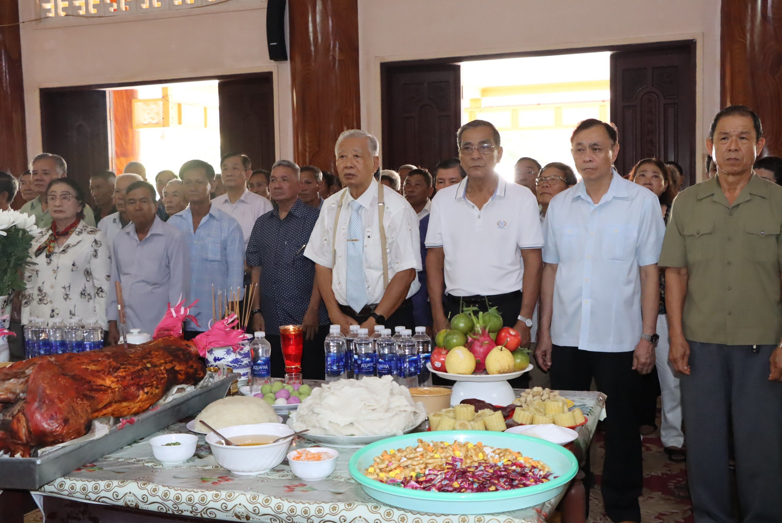 Các đại biểu dâng hương và dành một phút mặc niệm để tưởng nhớ, tri ân các đồng đội, chiến sĩ, đồng bào đã hy sinh trên mảnh đất Minh Đạm. Ảnh: TUẤN VŨ
