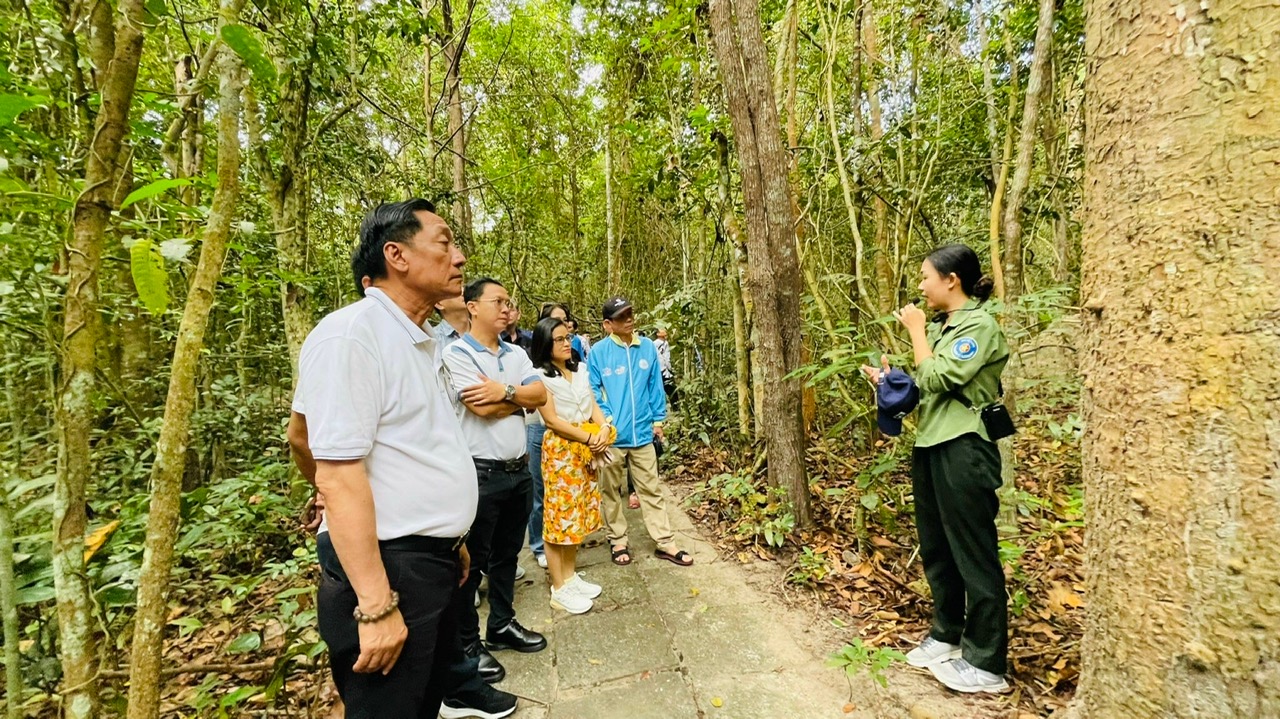 Qúy 1/2024, doanh thu dịch vụ du lịch (lữ hành) tăng 44,04% so với cùng kỳ.  Trong ảnh:  Du khách tham quan  khu bảo tồn thiên nhiên Bình Châu- Phước Bửu. Ảnh: Mỹ Lương