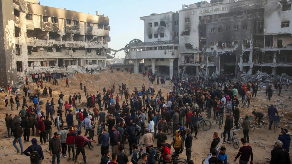 Người dân quay trở lại bệnh viện Al-Shifa ở Gaza sau khi Israel rút quân ngày 1/4/2024.
