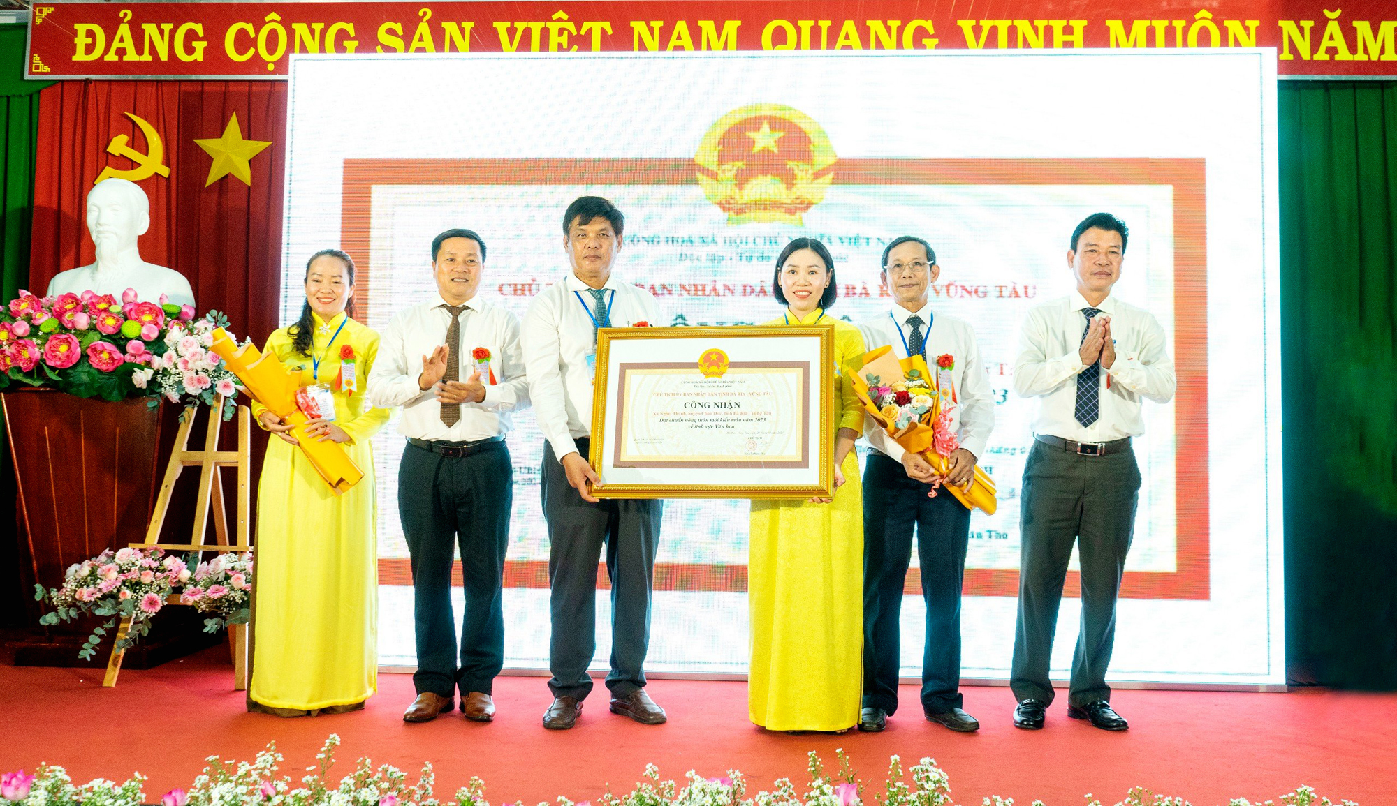 Đại diện tỉnh trao Bằng công nhận xã Nghĩa Thành đạt chuẩn NTM kiểu mẫu năm 2023.