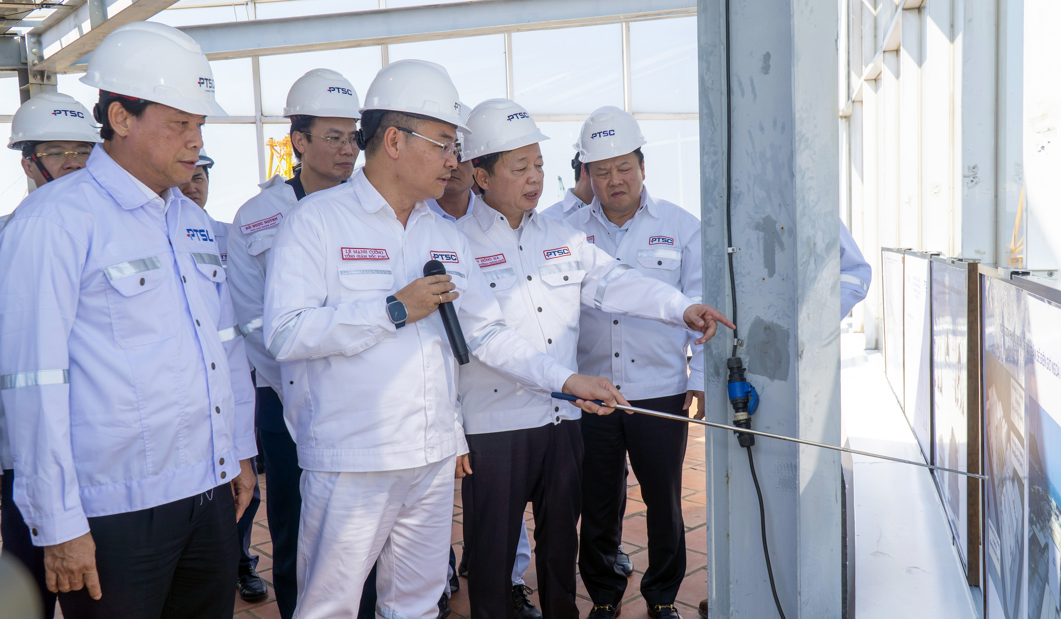 Phó Thủ tướng Trần Hồng Hà nhận định, Bà Rịa-Vũng Tàu có tiềm năng lớn trở thành trung tâm công nghiệp năng lượng  gió ngoài khơi. Trong ảnh: Phó Thủ tướng Trần Hồng Hà nghe lãnh đạo PTSC giới thiệu tổng quan khu căn cứ cảng,  bãi chế tạo thiết bị điện gió của DN.