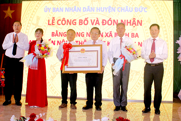 Đại diện lãnh đạo huyện Châu Đức trao bằng công nhận xã Bình Ba đạt chuẩn NTM kiểu mẫu cho lãnh đạo xã.