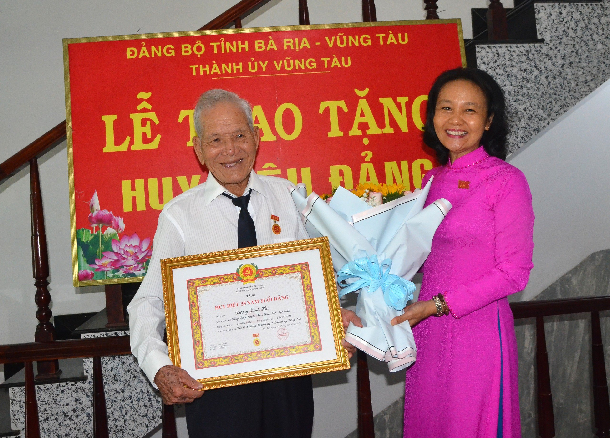 Bà Nguyễn Thị Ngọc Thủy, Trưởng Ban Tổ chức Thành ủy Vũng Tàu trao Huy hiệu 55 tuổi đảng cho đảng viên Dương Đình Hai.