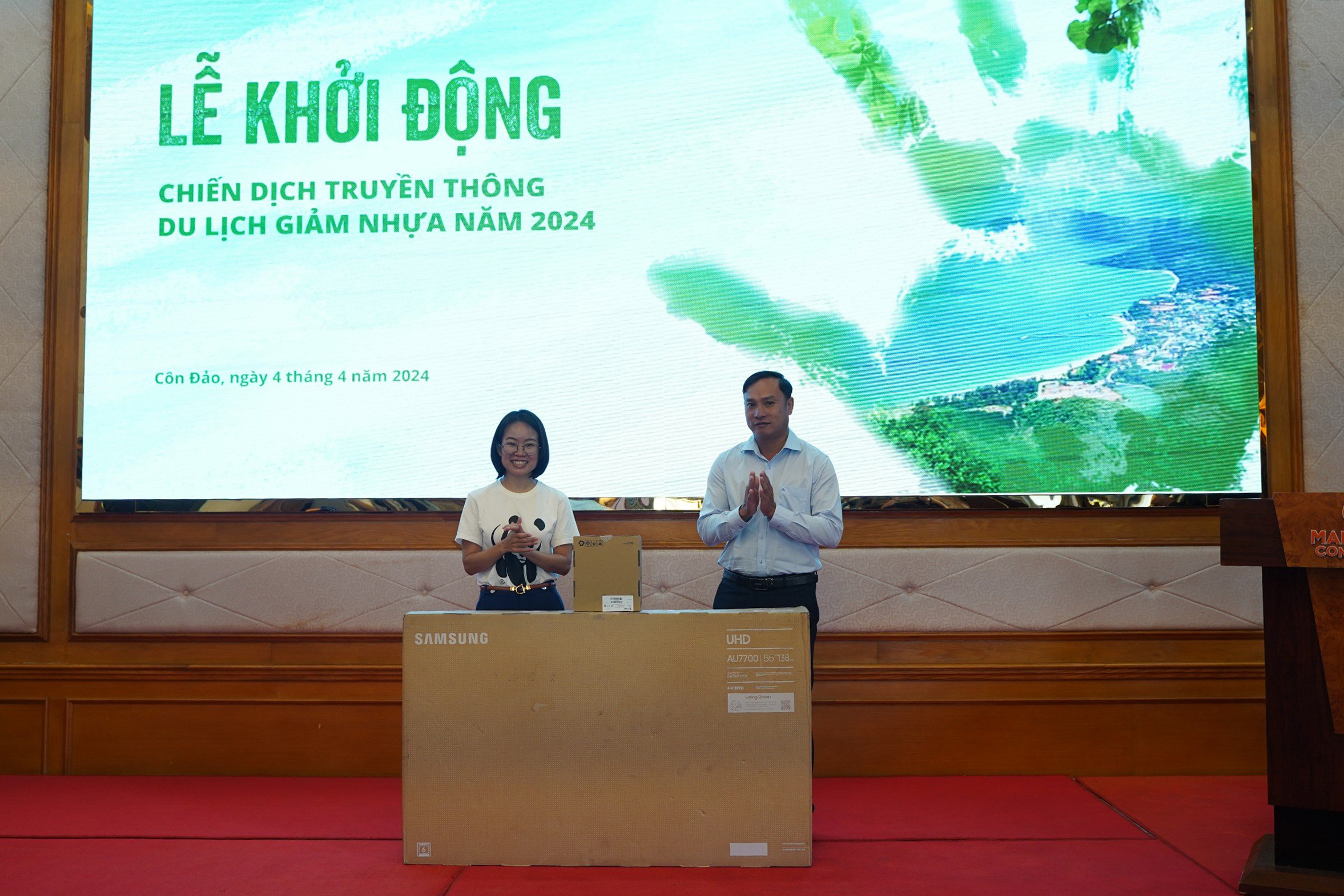 Đại diện WWF-Việt Nam (bên trái) tặng thiết bị đo chất lượng không khí cho Trung tâm Bảo tồn Di tích Quốc gia Côn Đảo.