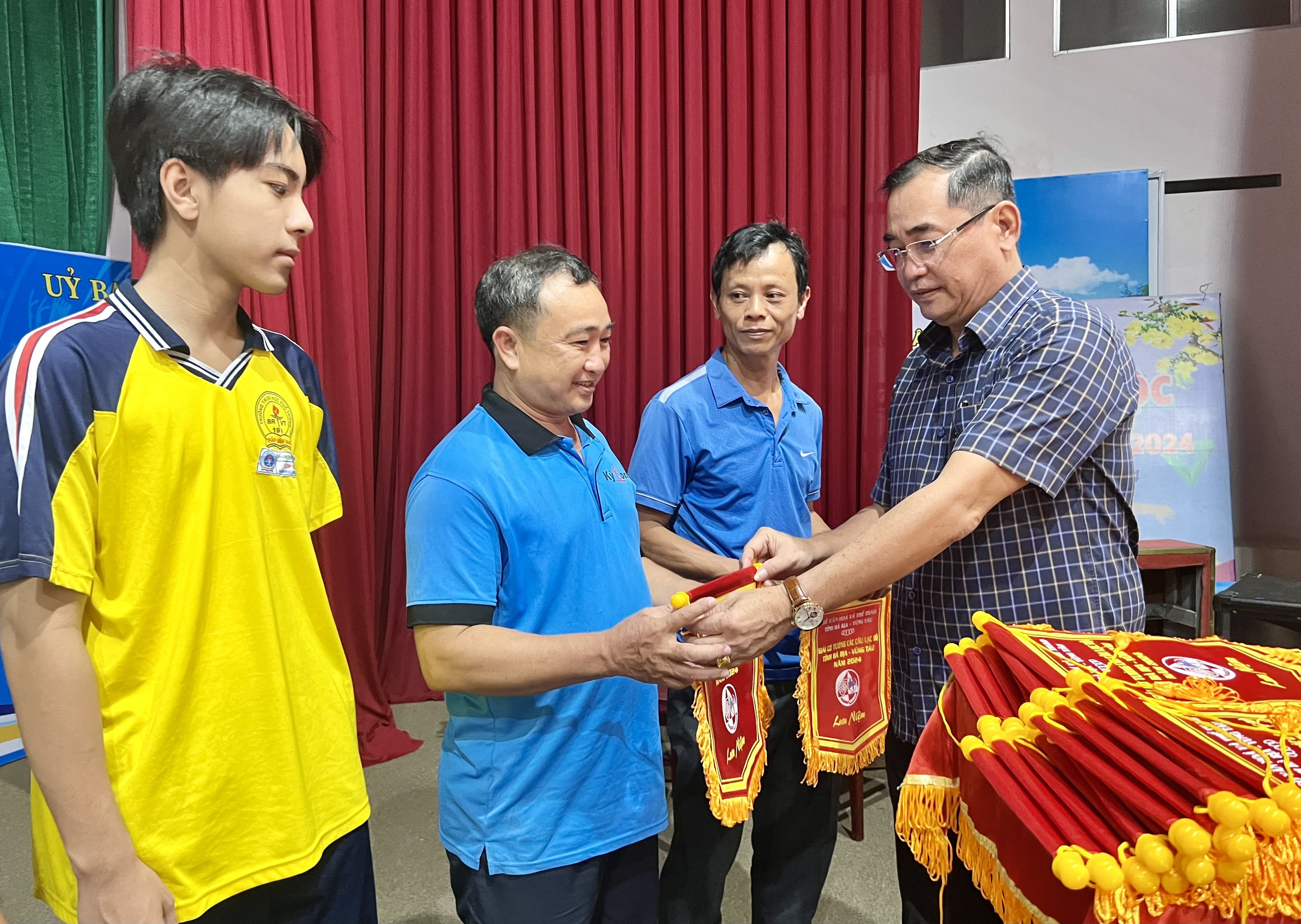 BTC trao cờ cho các đội tham gia giải.