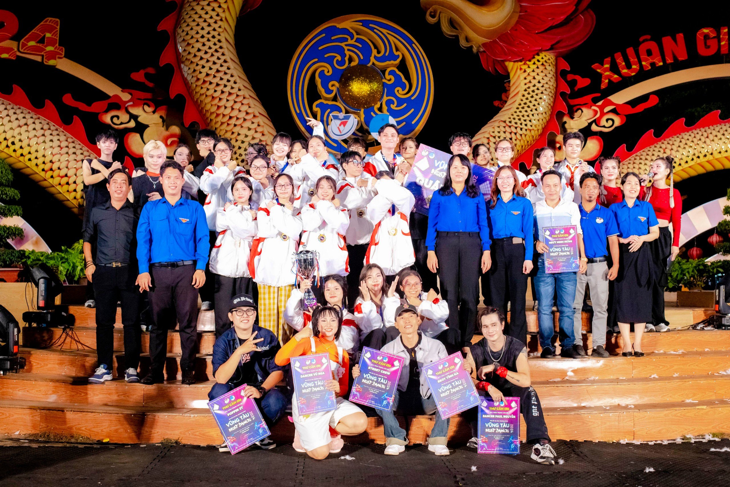 Ban Tổ chức trao giải quán quân cho đội Trần Nguyên Hãn Dance Club của đến từ Trường THPT Trần Nguyên Hãn