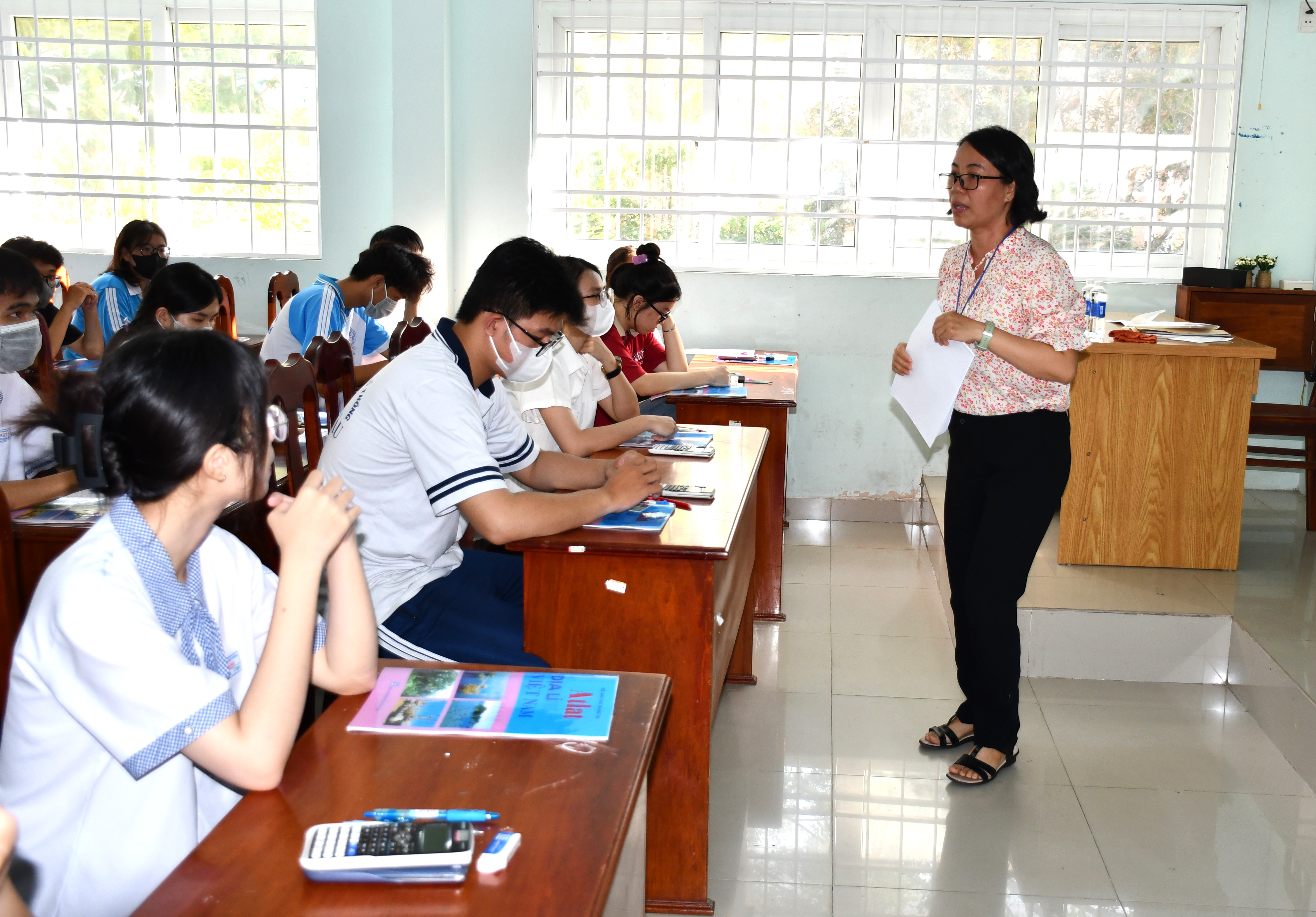 Cán bộ coi thi căn dặn TS trước khi làm bài thi.