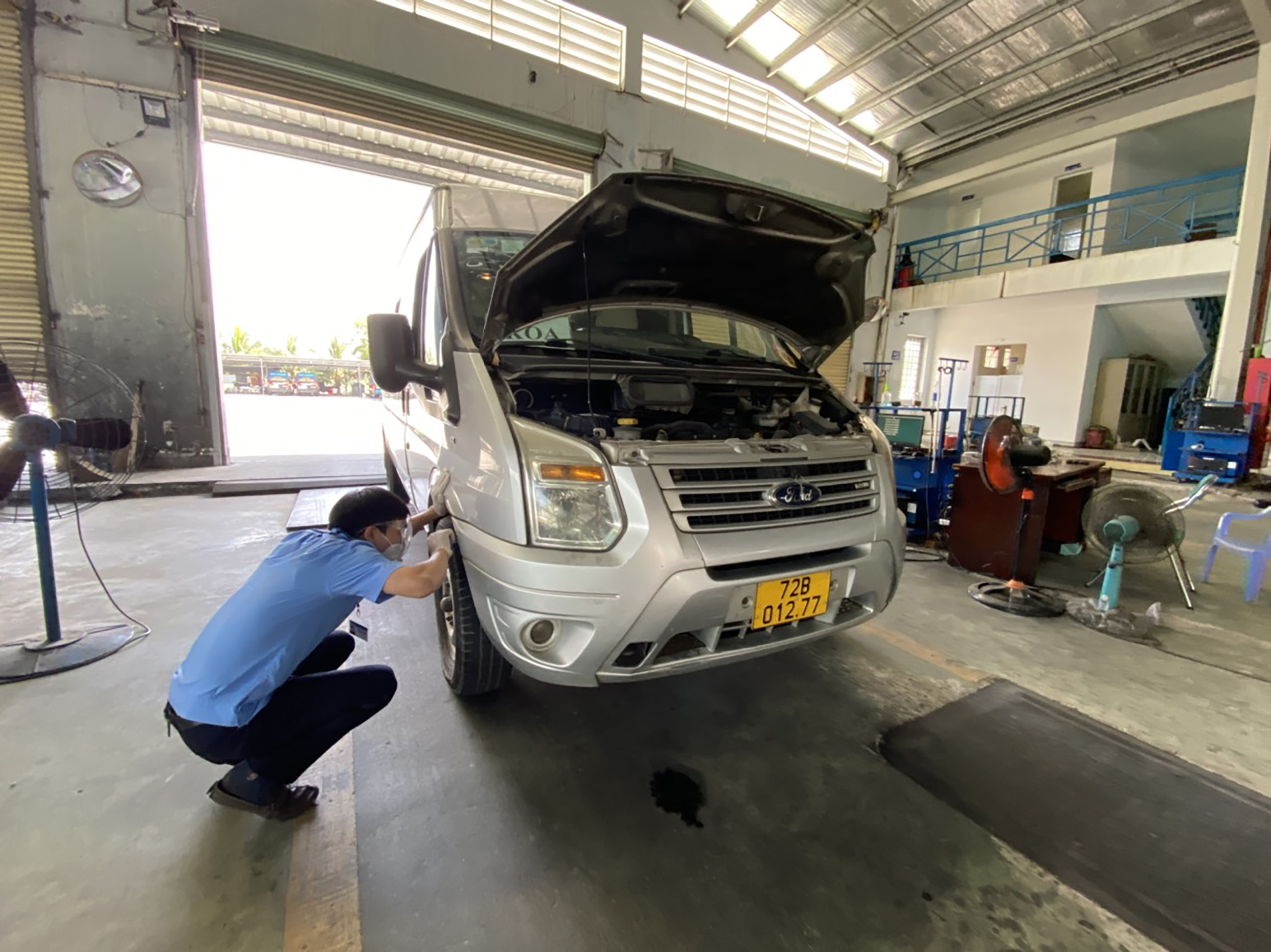 Trường hợp xe cơ giới thực hiện kiểm định ở lần kiểm định tiếp theo kể từ thời điểm nghiệm thu đạt yêu cầu, nếu chủ phương tiện chưa thực hiện việc cấp đổi chứng nhận đăng ký xe theo quy định thì đơn vị đăng kiểm sẽ từ chối việc kiểm định. (Ảnh có tính chất minh họa).