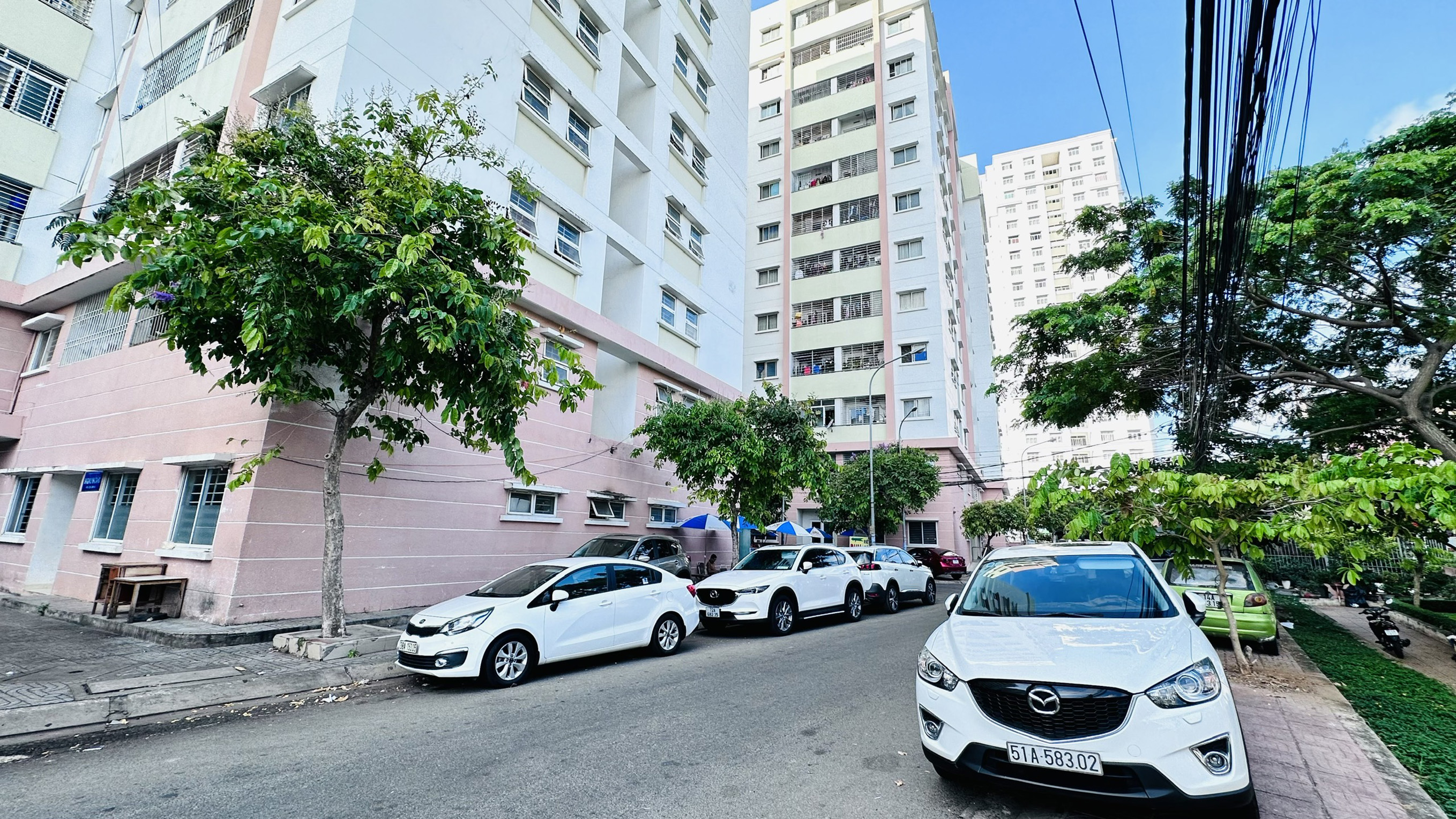 Xe ô tô đậu kín 2 bên đường khu NOXH Chí Linh A, TP. Vũng Tàu.