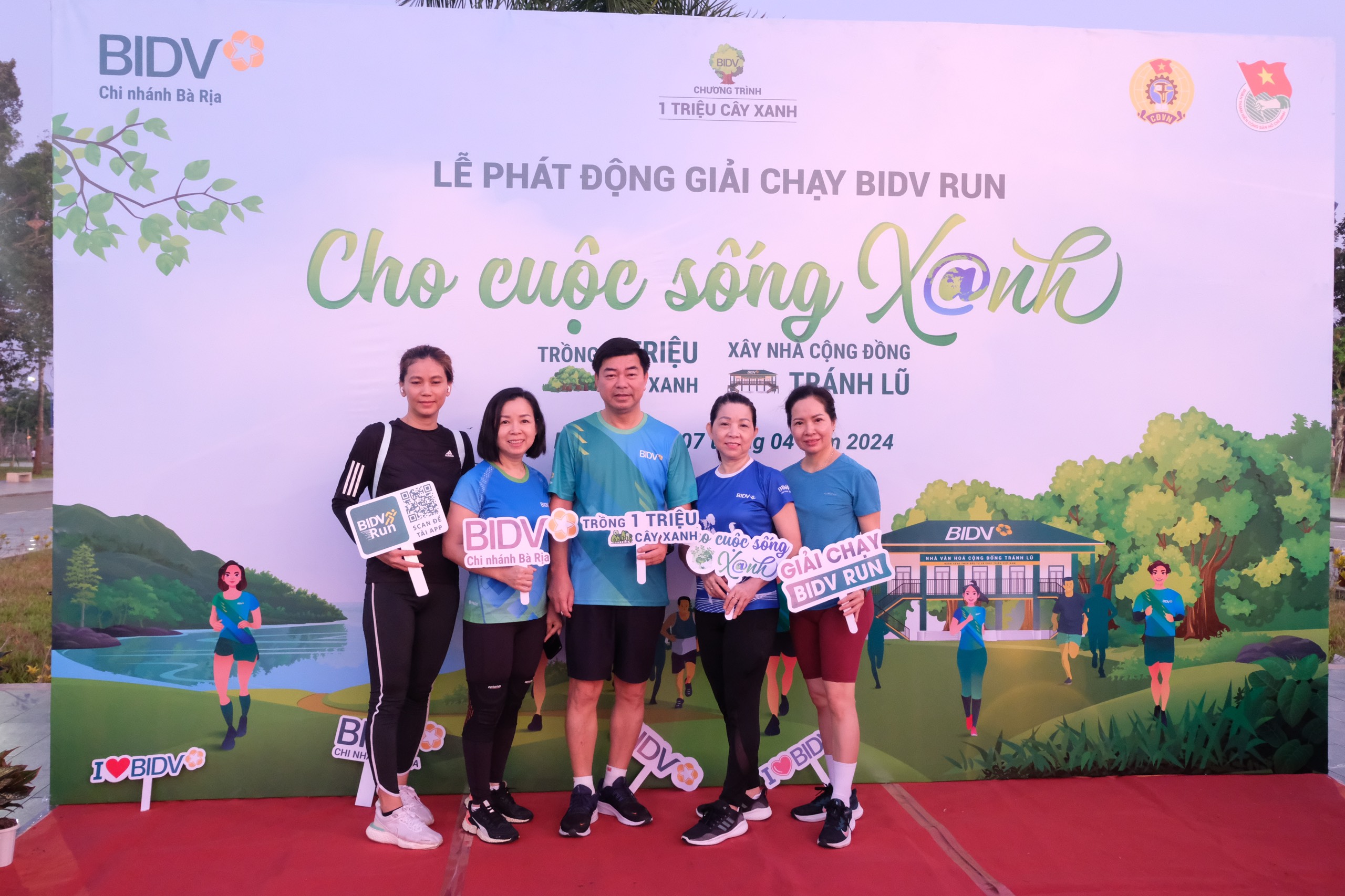 Lãnh đạo, người lao động thuộc BIDV chi nhánh Bà Rịa chụp hình lưu niệm tại buổi lễ phát động giải chạy “BIDVRUN - Cho cuộc sống Xanh”