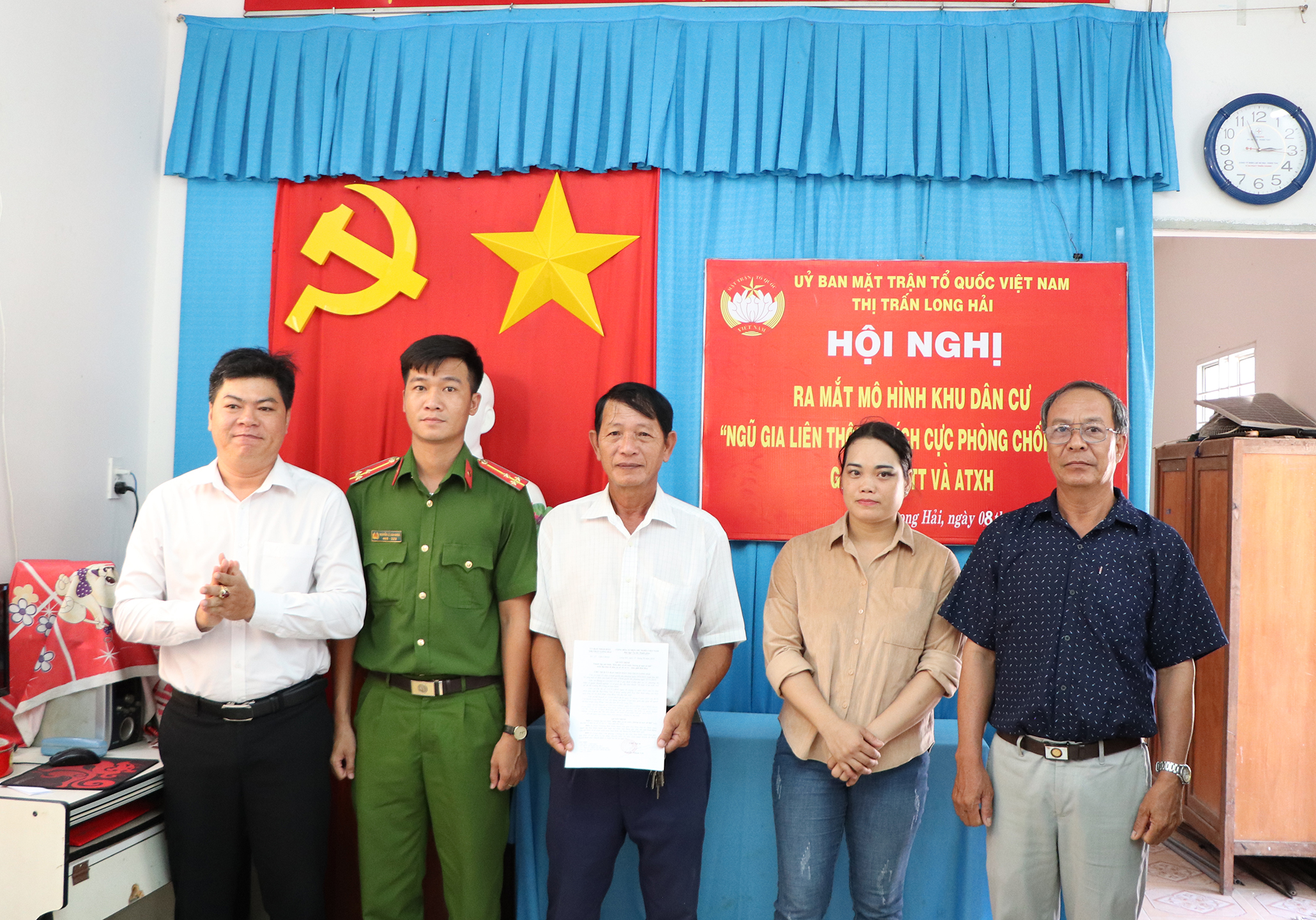 Đại diện TT.Long Hải trao quyết định thành lập mô hình 