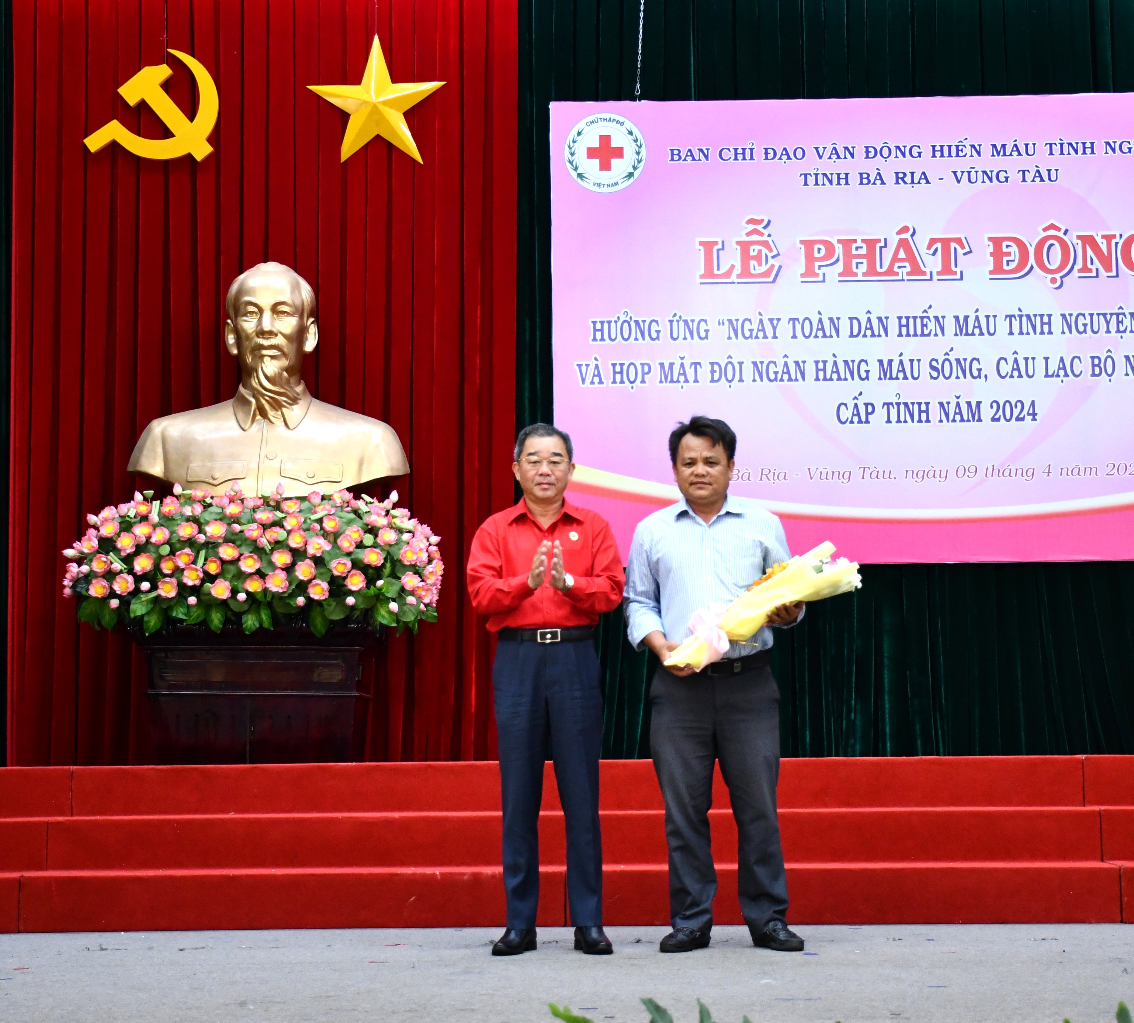 Ông Lê Văn Hậu, Chủ tịch Hội Chữ thập đỏ tỉnh tặng hoa, biểu dương ông Phạm Minh Thái (SN 1975, xã Long Mỹ, huyện Đất Đỏ) đã hiến máu 76 lần.