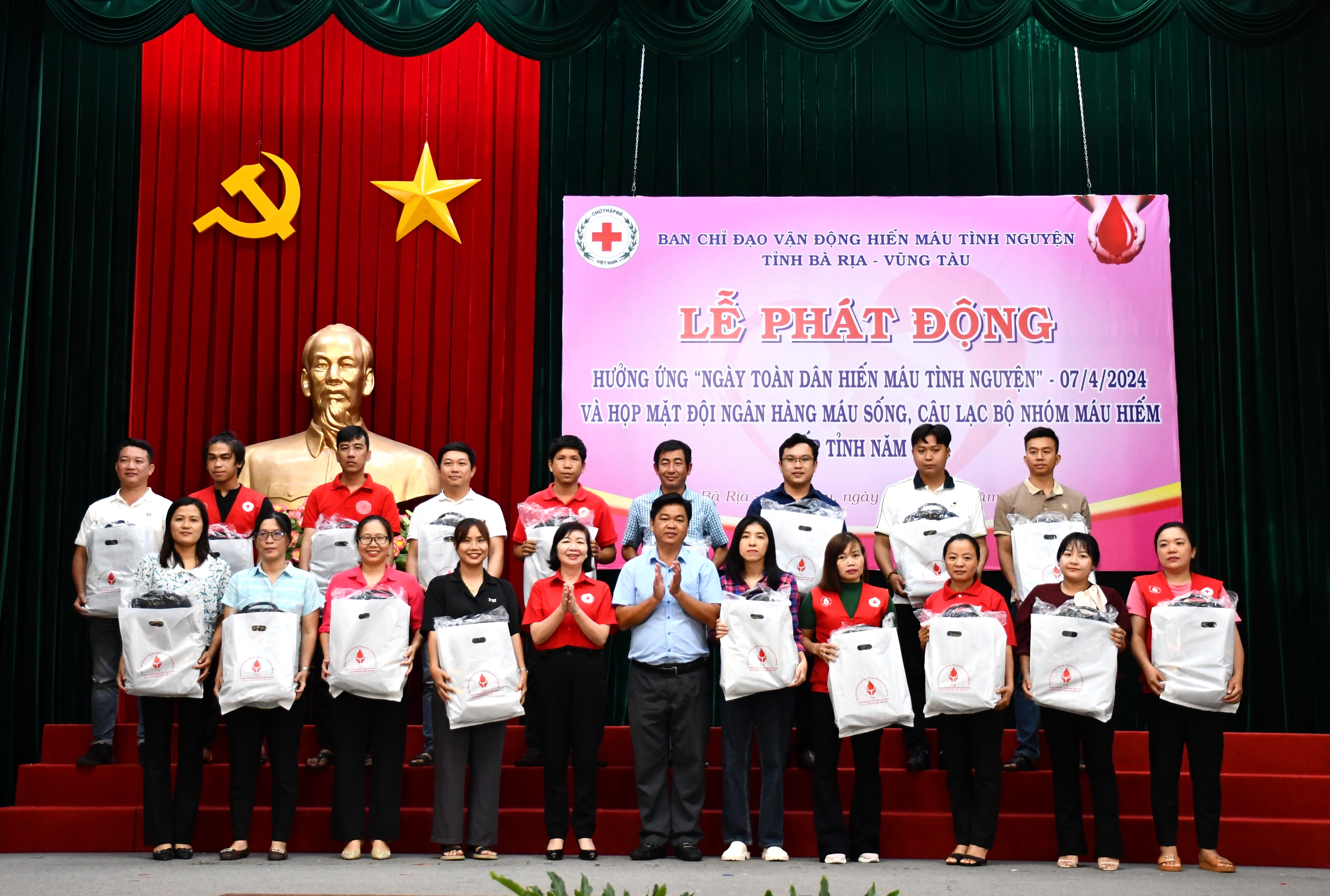 Bà Nguyễn Thị Hạnh, Phó Trưởng Cơ quan Đại diện phía Nam (Trung ương Hội Chữ thập đỏ Việt Nam)
