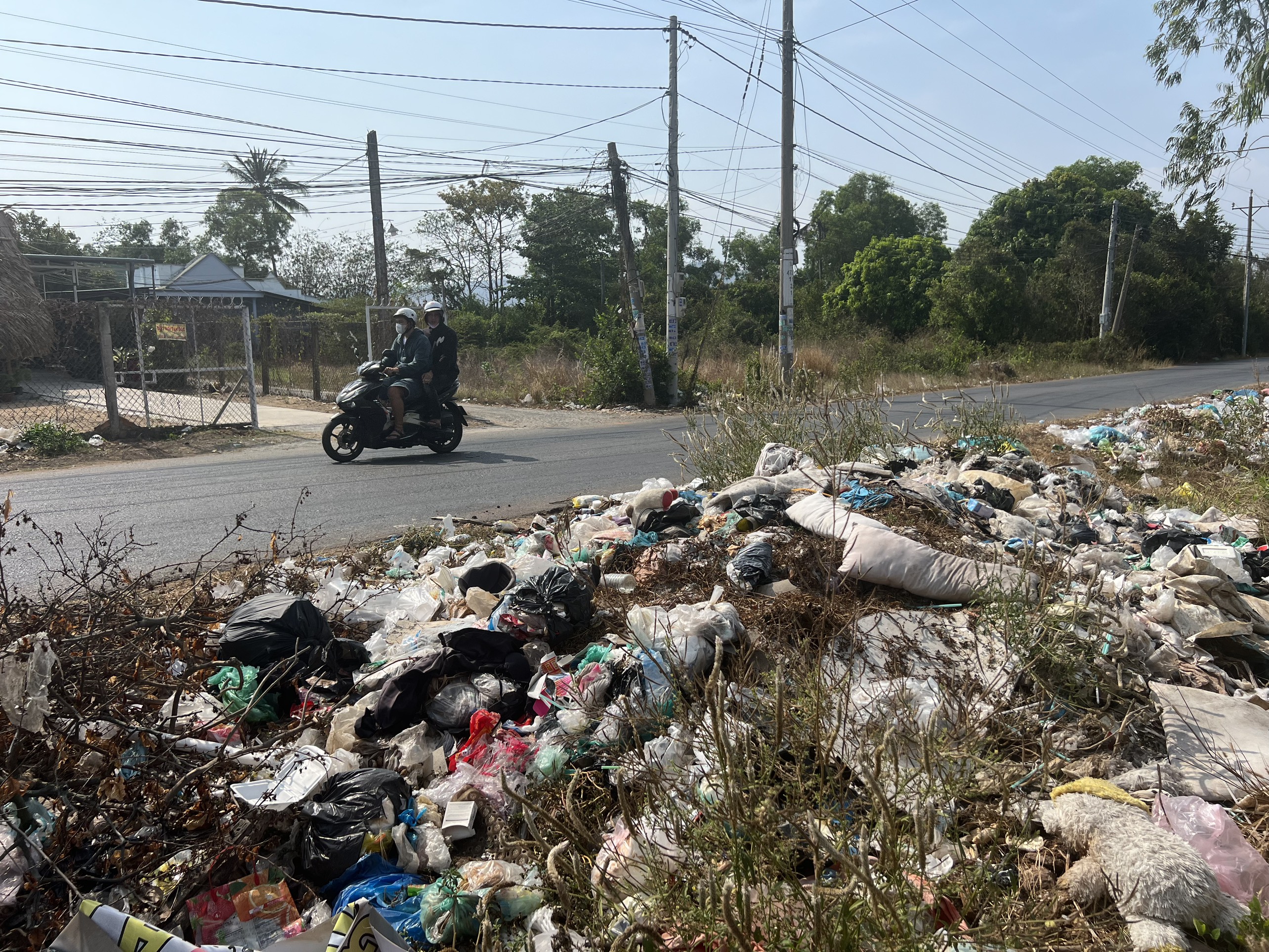 Một điểm ngập rác trên đường Hương lộ 2 (ấp Phước Hữu, xã Long Phước, TP.Bà Rịa).