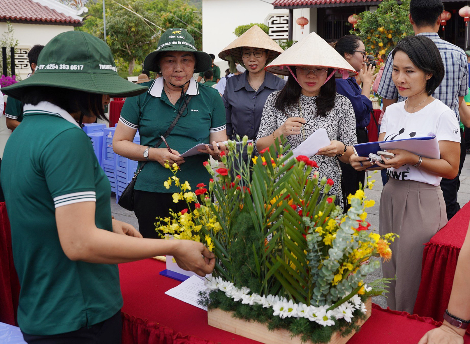 Ban giám khảo chấm điểm các sản phẩm dự thi.