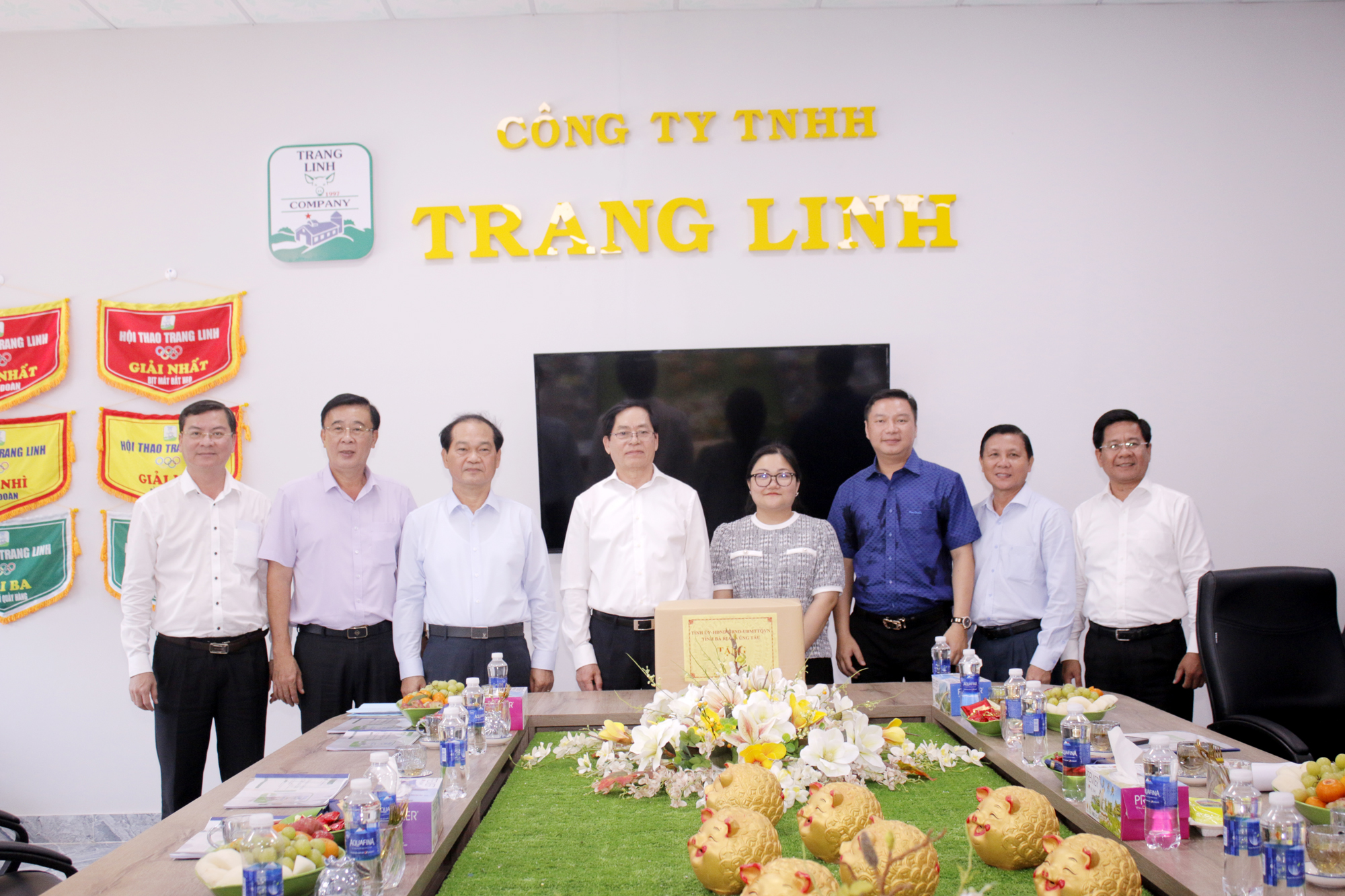 Bí thư Tỉnh ủy Phạm Viết Thanh thăm, tặng quà Công ty TNHH Trang Linh.