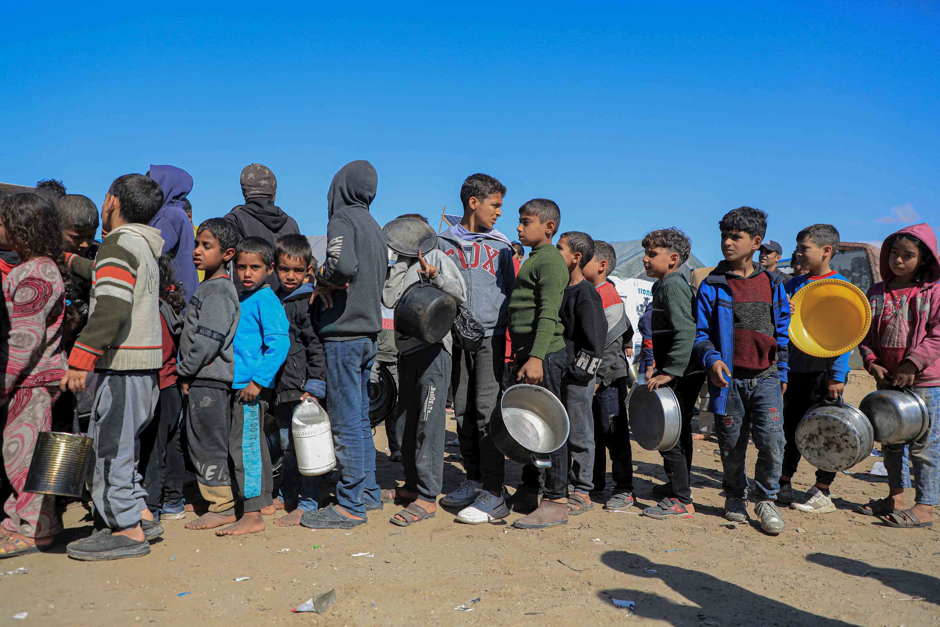 Người dân xếp hàng chờ được phát thực phẩm cứu trợ tại Rafah, Dải Gaza.